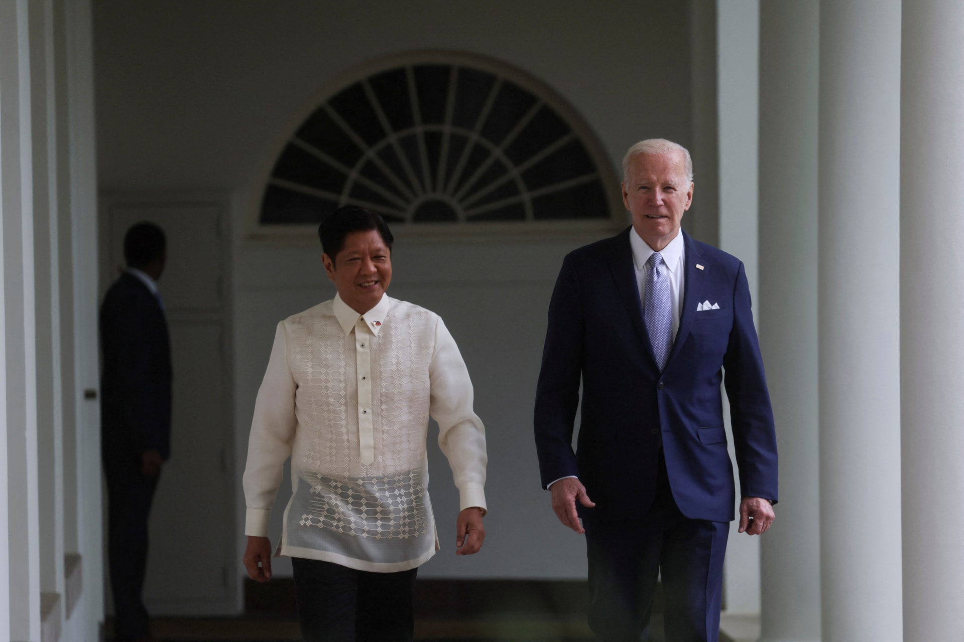 <p>Philippine President Ferdinand Marcos Jr. and U.S. President Joe Biden walk up the West Wing colonnade on their way to the Oval Office at the White House in Washington on May 1, 2023.</p>
