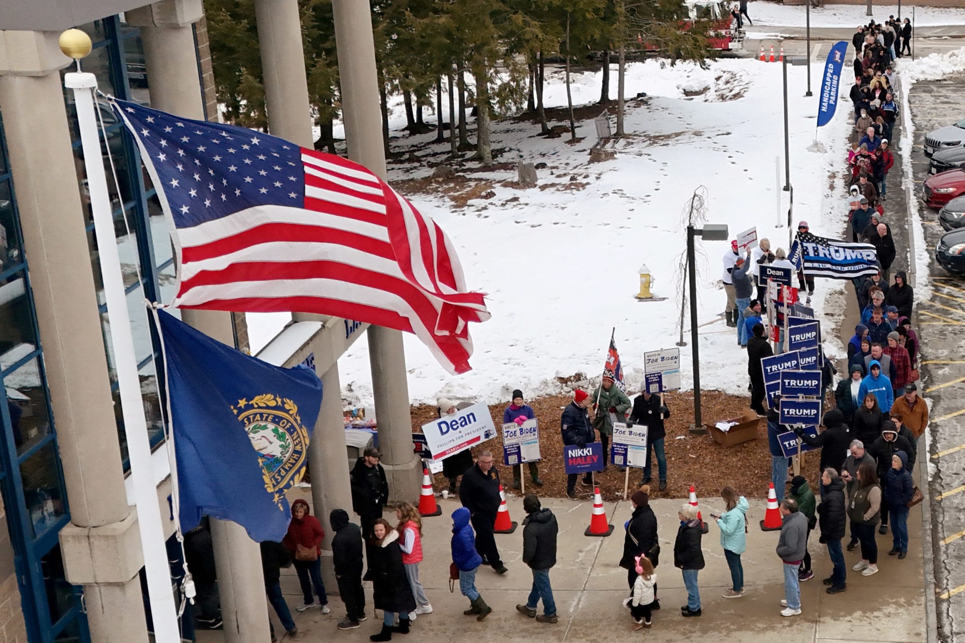 <p>Voters line up to cast their ballots in the New Hampshire presidential primary election, in Londonderry, New Hampshire on January 23, 2024</p>
