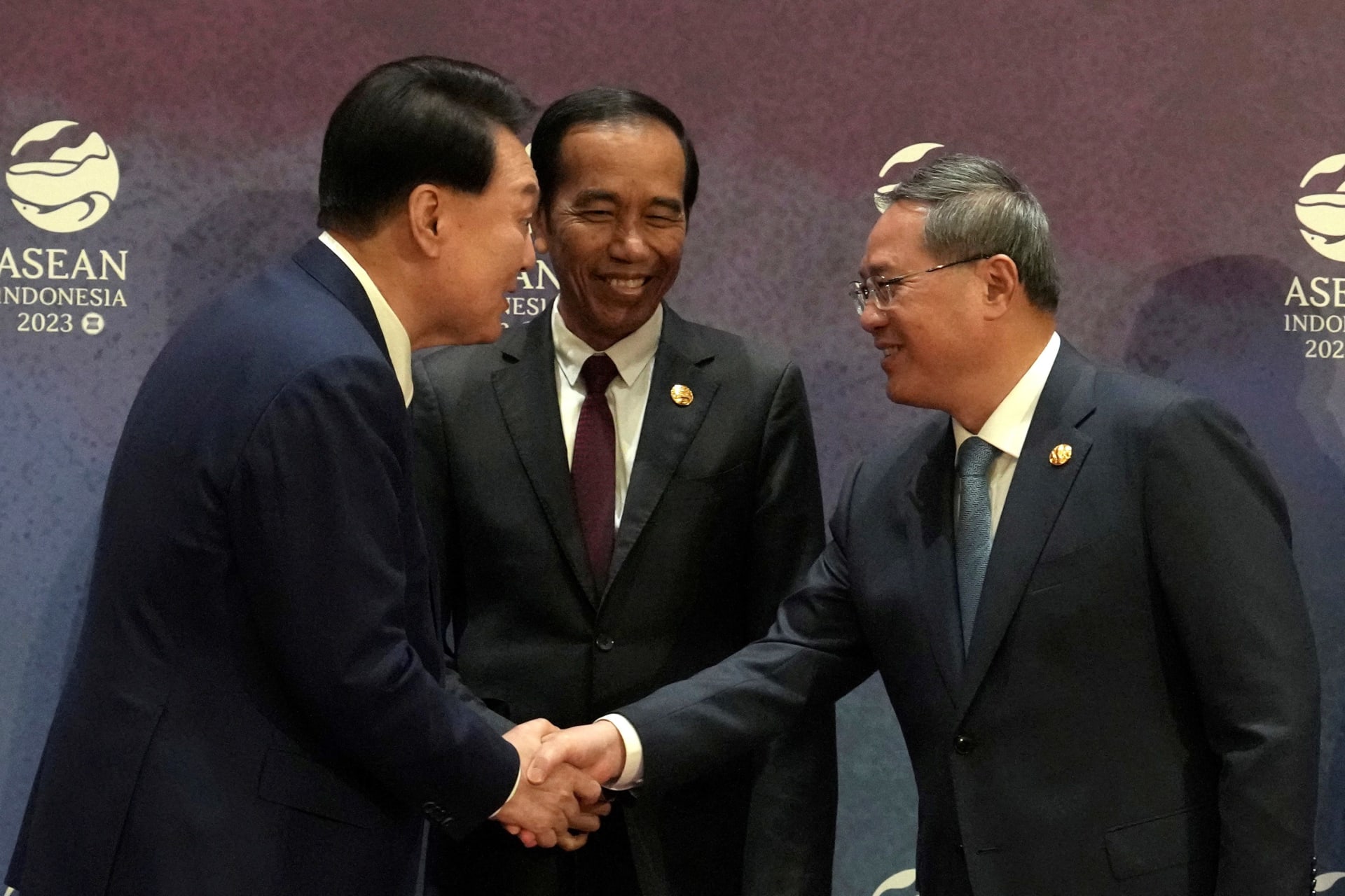<p>South Korean President Yoon Suk Yeol shakes hands with Chinese Premier Li Qiang as Indonesian President Joko Widodo looks on during the ASEAN Plus Three Summit in Jakarta, Indonesia, on September 6, 2023.</p>
