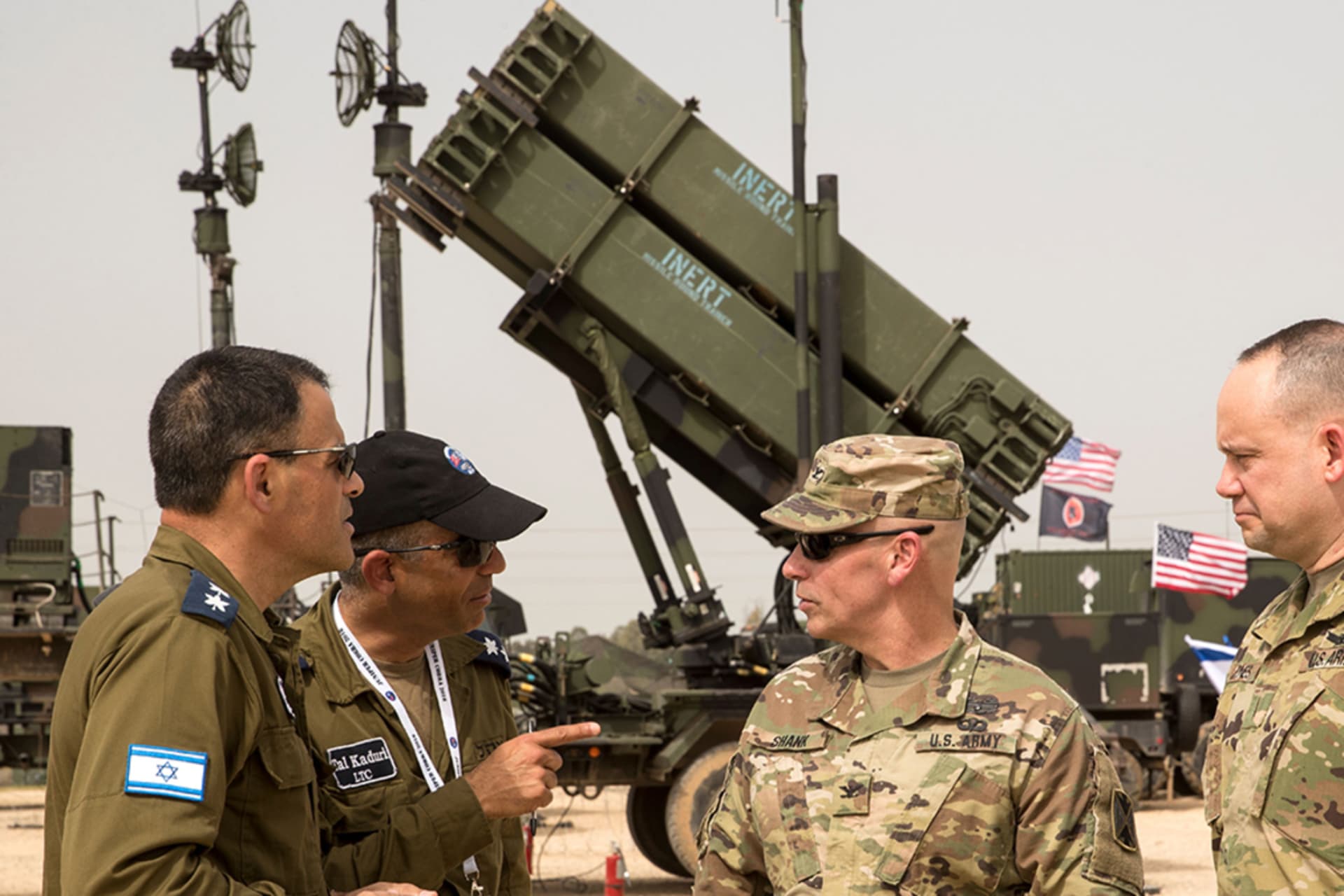 <p>U.S. and Israeli army officers talk in front a US Patriot missile defense system.</p>
