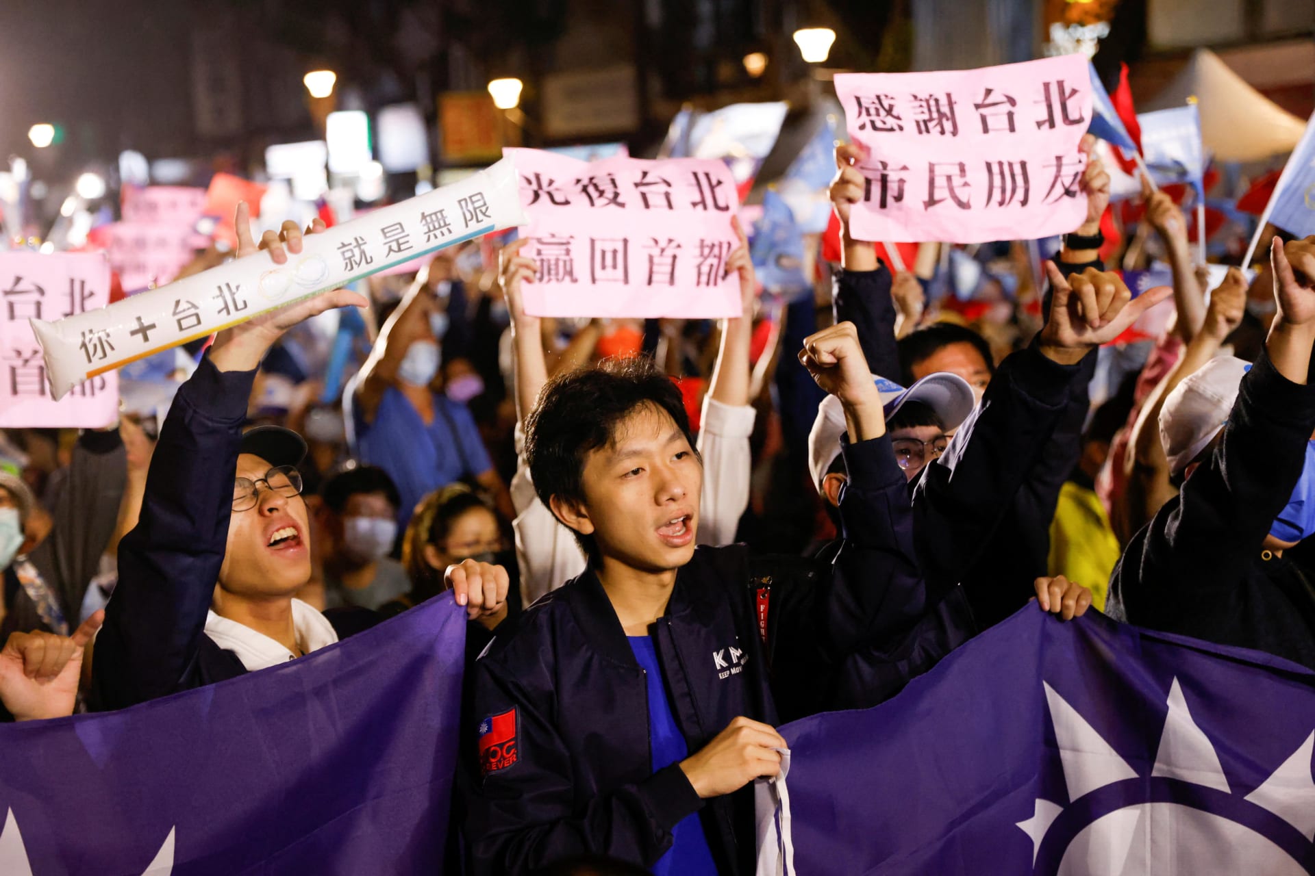 <p>Supporters of the opposition party Kuomintang (KMT) celebrate the preliminary results of the local elections during a rally in Taipei, Taiwan on November 26, 2022</p>
