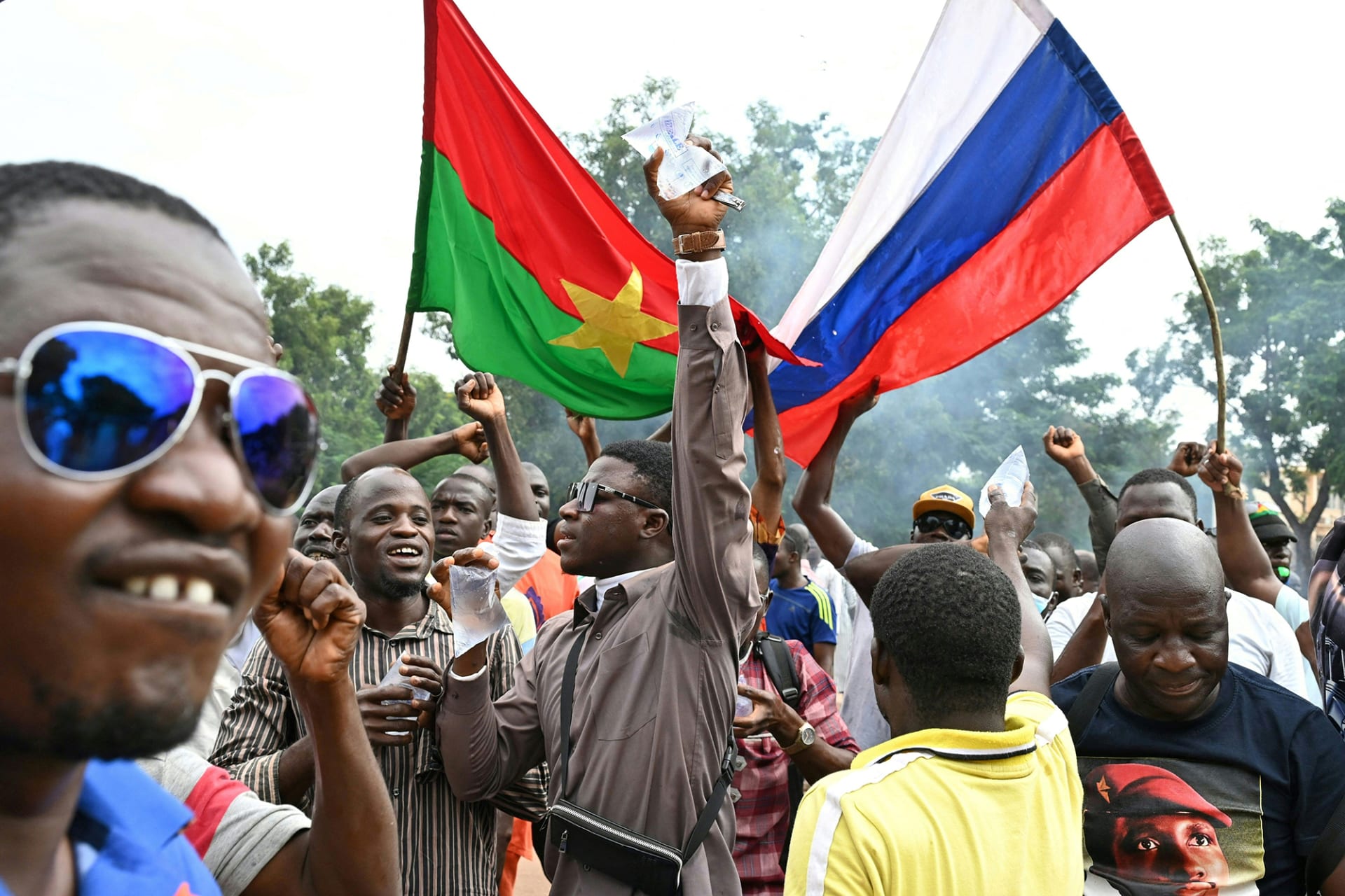 <p>Demonstrators lift Burkinabè and Russian flags after Burkina Faso’s second 2022 coup.</p>
