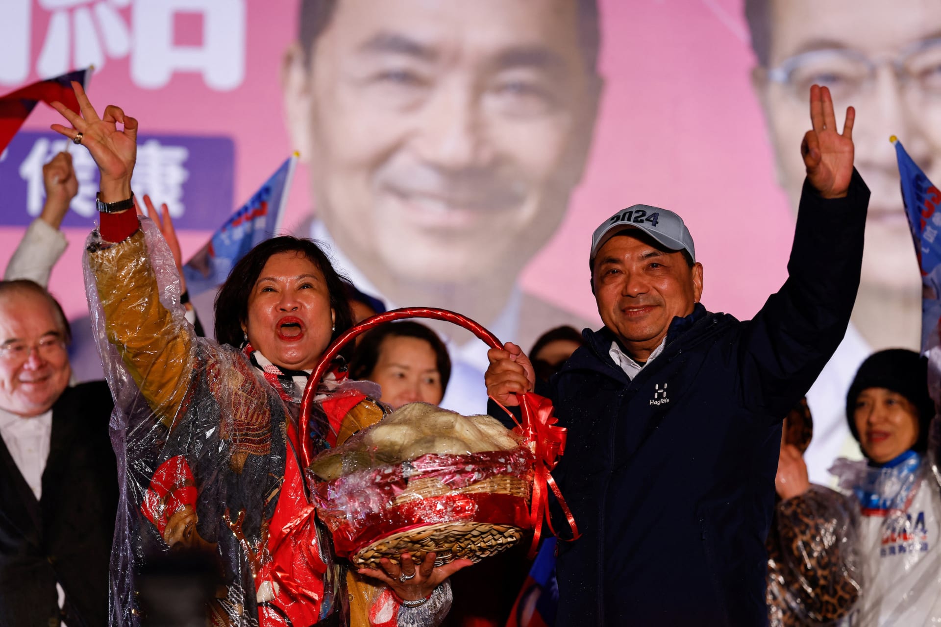 <p>Kuomintang (KMT) presidential candidate Hou Yu-ih waves to supporters during a campaign event in New Taipei City, Taiwan.</p>
