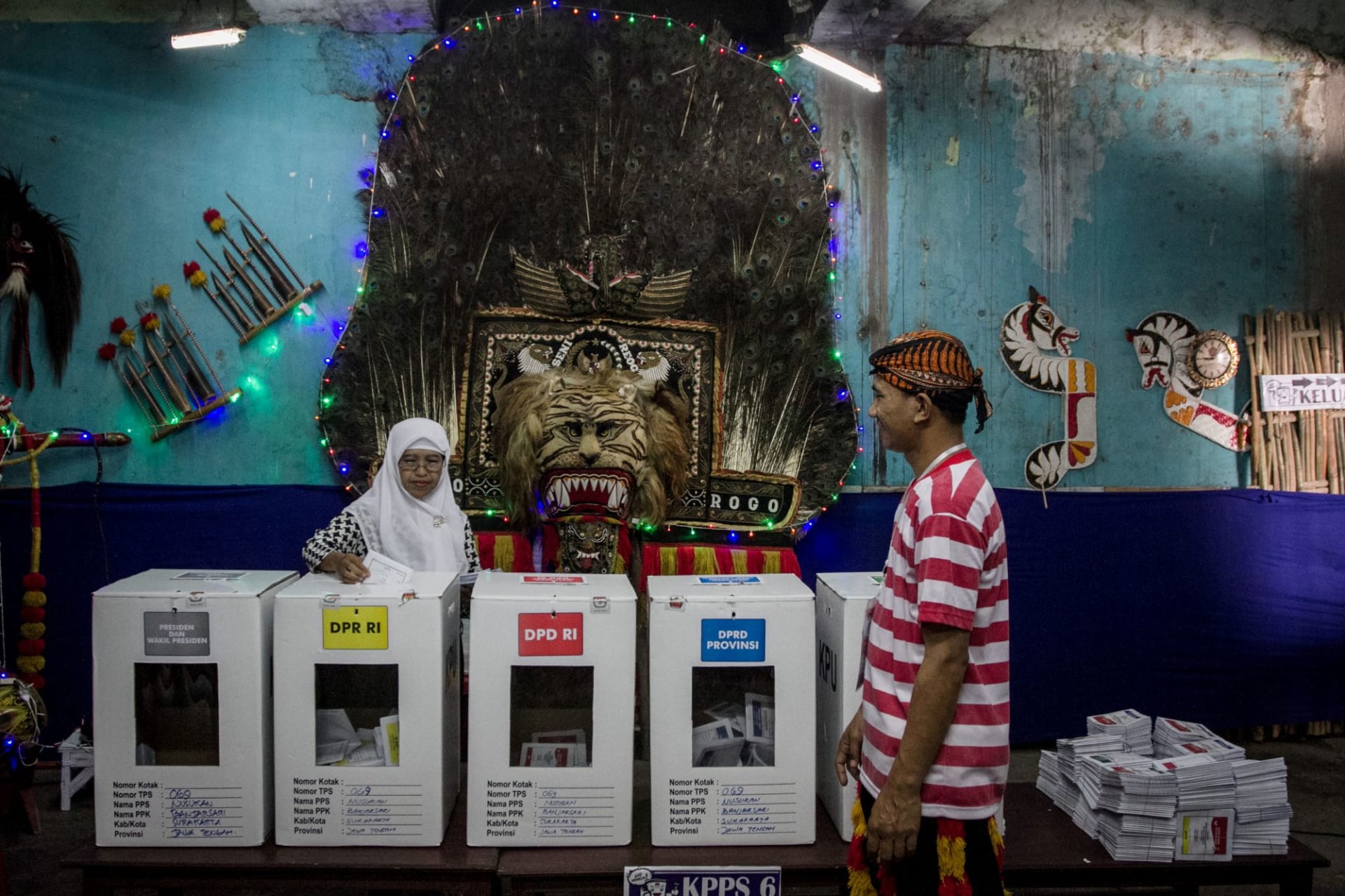 <p>A woman casts her ballot at a polling center in Solo, Central Java province, Indonesia, on April 17, 2019. </p>
