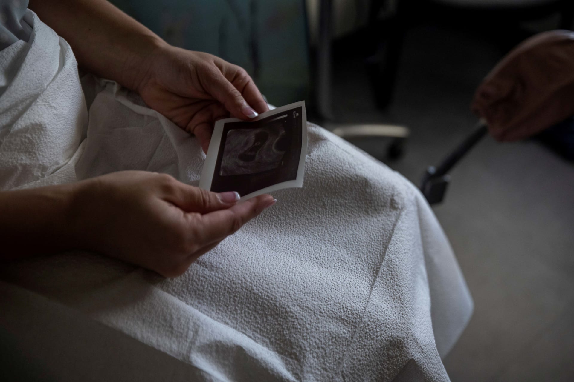 <p>A patient looks at her ultrasound before proceeding with a medical abortion at Alamo Women’s Clinic in Albuquerque, New Mexico, U.S., August 23, 2022. </p>
