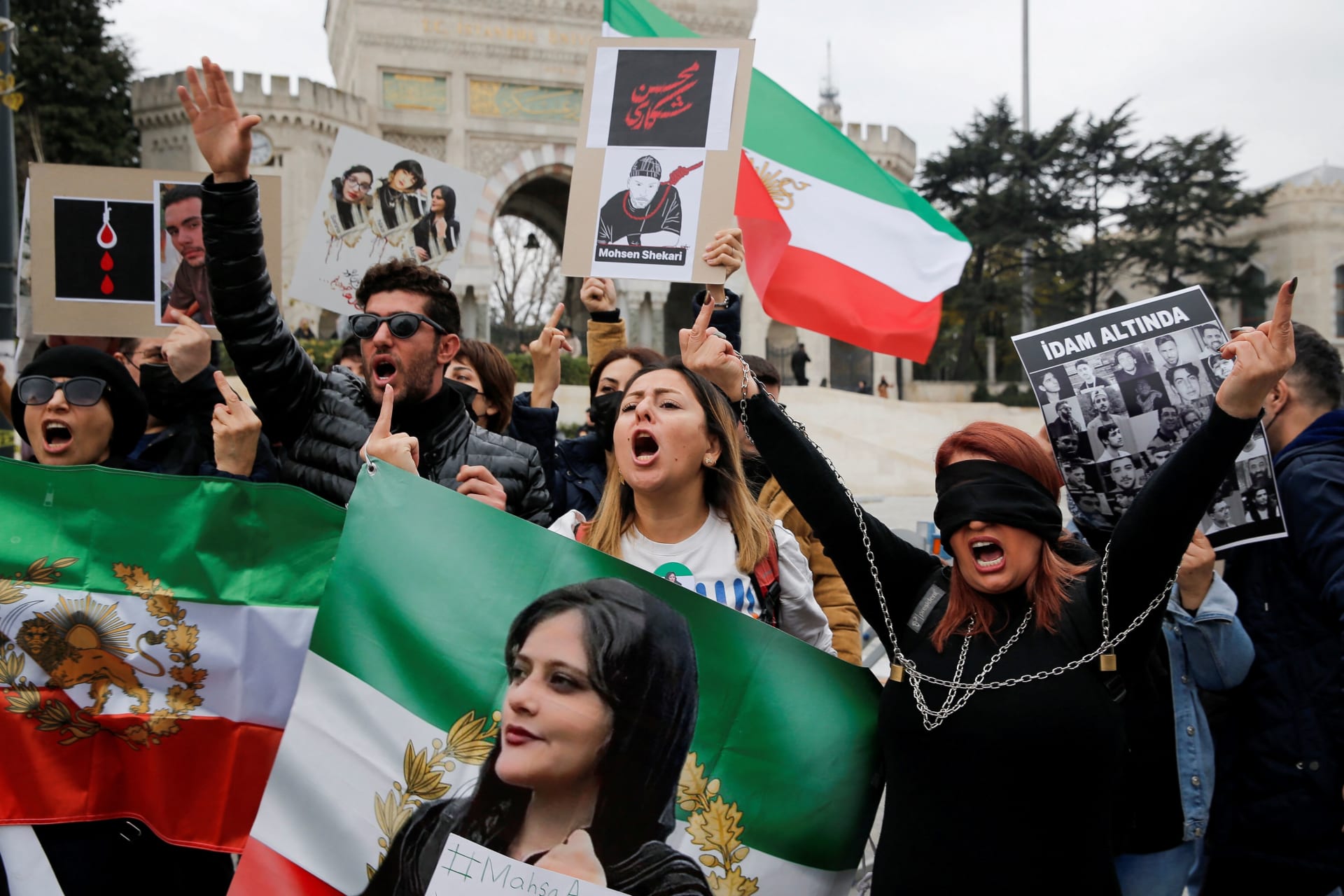 <p>People take part in a protest against the Islamic regime of Iran following the death of Mahsa Amini, in Istanbul, Turkey on December 10, 2022.</p>
