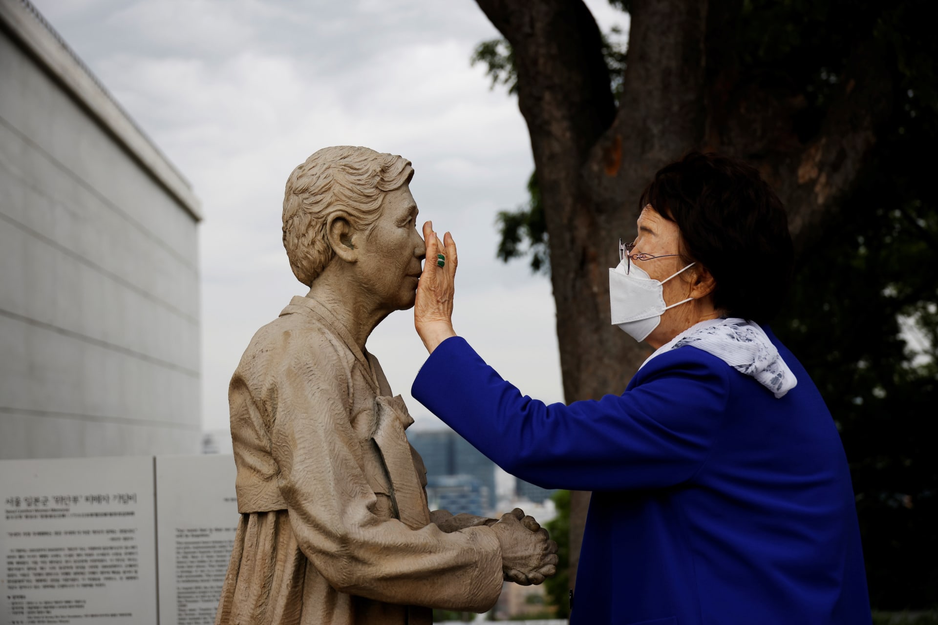 <p>Former South Korean “comfort woman” Lee Yong-soo looks at a statue symbolising “comfort women” at the Seoul Comfort Women Memorial in Seoul, South Korea, June 29, 2021.</p>
