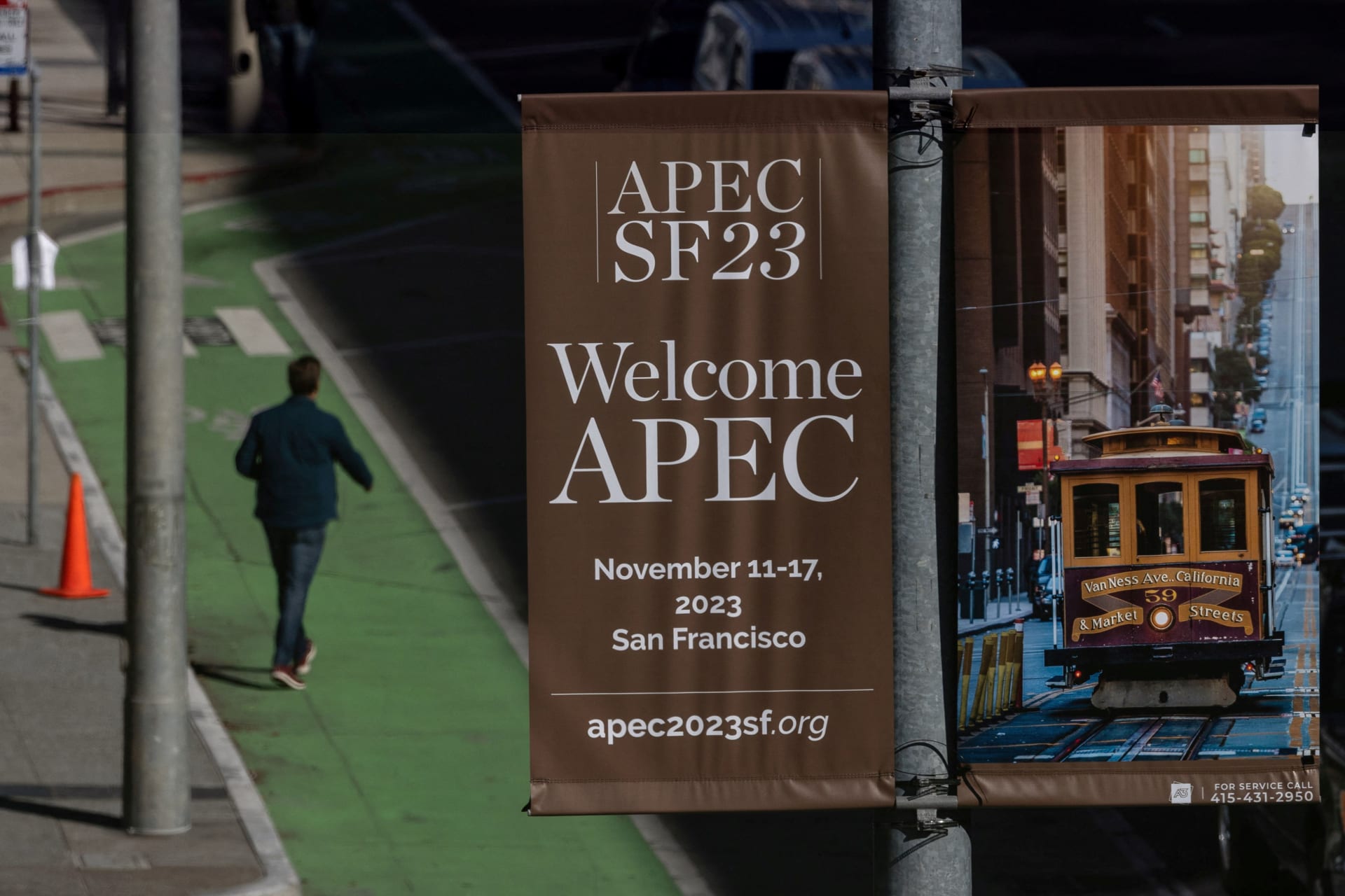 <p>A sign advertising the Asia-Pacific Economic Cooperation Summit in San Francisco.</p>
