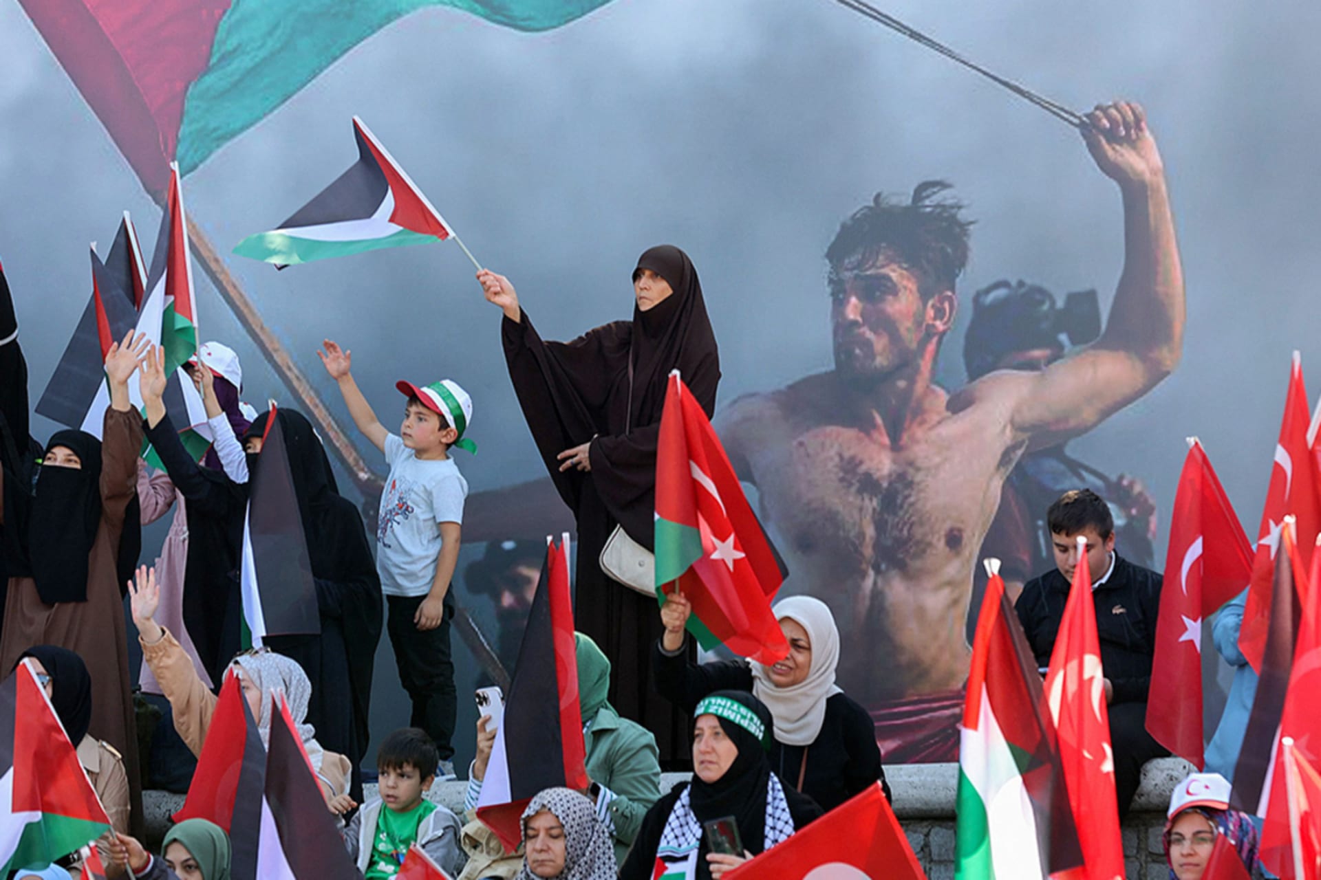 <p>Demonstrators in Ankara wave Turkish and Palestinian flags during a rally in solidarity with Palestinians on October 14, 2023..</p>
