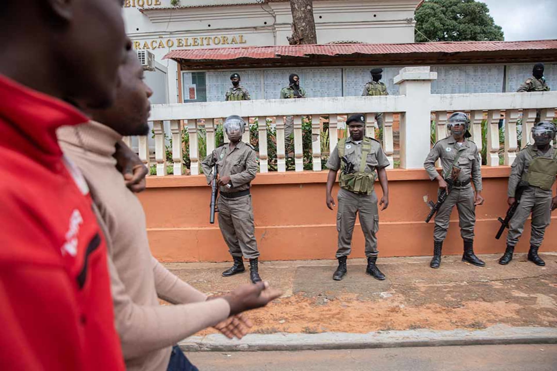 <p>Mozambique police forces are seen stationing in front of the Technical Secretariat of Electoral Administration building as supporters of the opposition party RENAMO demonstrate in Maputo, Mozambique on October 17, 2023.</p>
