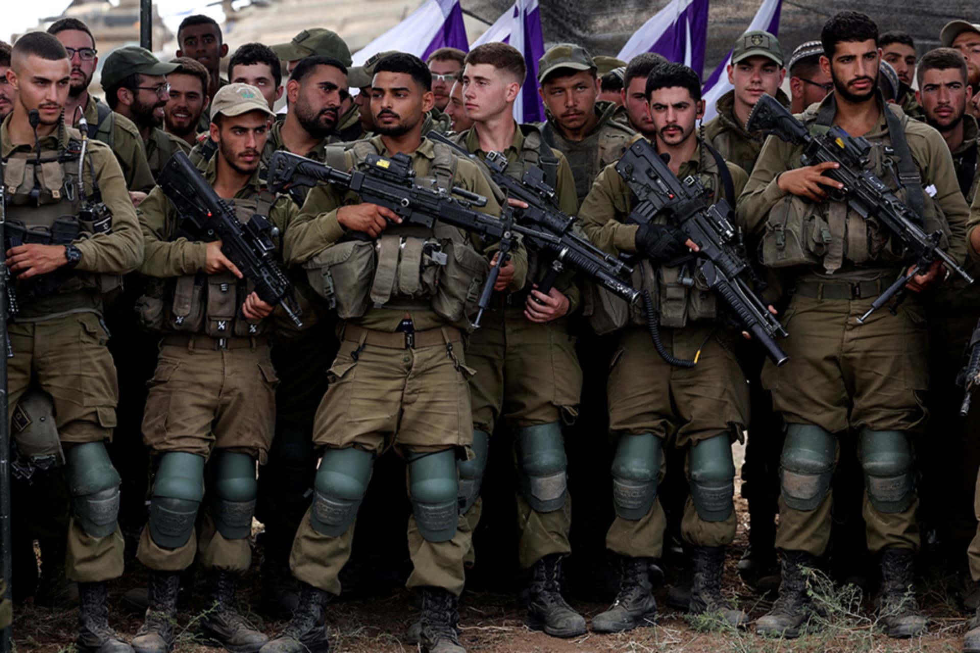 <p>Israeli soldiers lined up in a field near the border with the Gaza Strip.</p>

