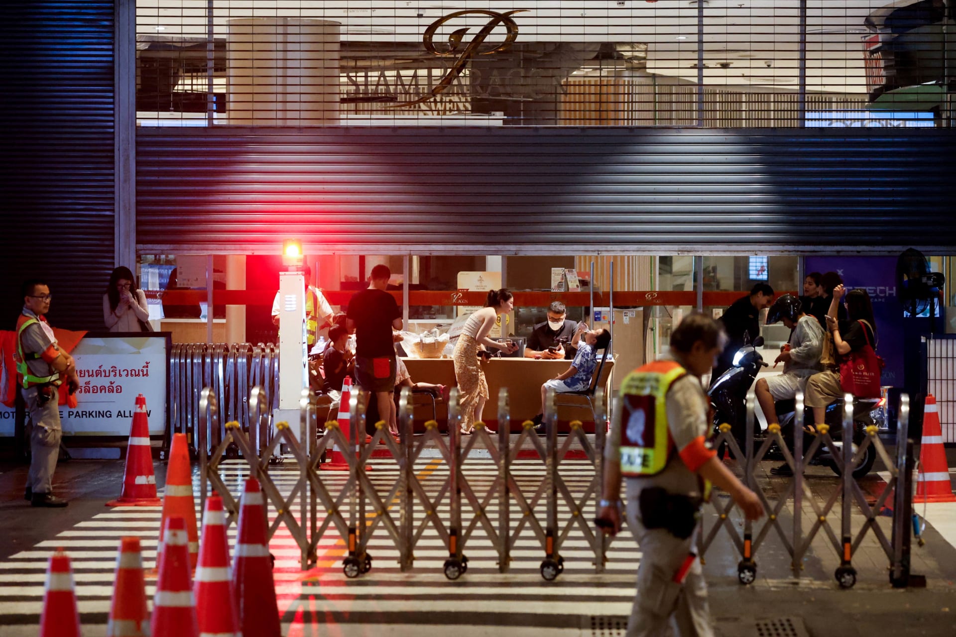 <p>The outside of the luxury Siam Paragon shopping mall after Thai police arrested a teenage gunman who is suspected of killing foreigners and wounding other people in a shooting spree, in Bangkok, Thailand, on October 3, 2023. </p>
