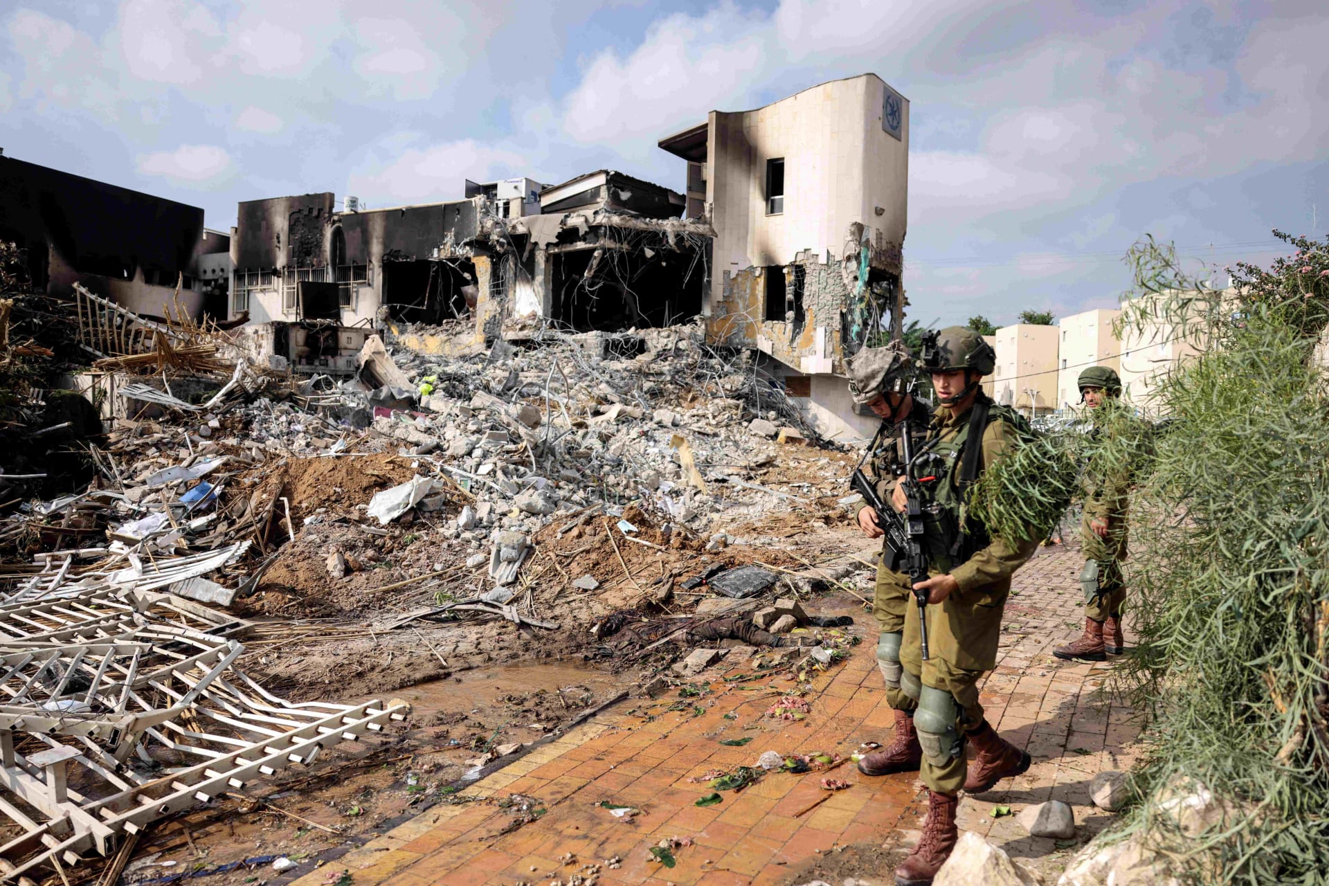 <p>Israeli soldiers patrol outside a police station which was the site of a battle following a mass infiltration by Hamas gunmen from the Gaza Strip, in Sderot, southern Israel, on October 8, 2023.</p>
