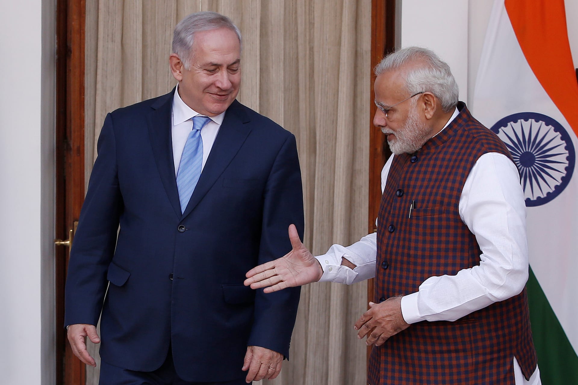 <p>Indian Prime Minister Narendra Modi extends his hand for a handshake with his Israeli counterpart Benjamin Netanyahu during a meeting in New Delhi.</p>
