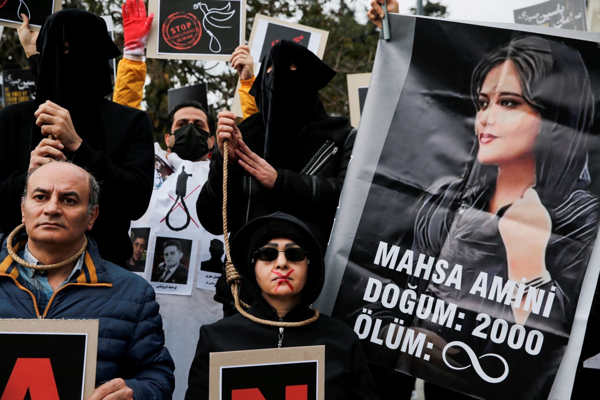 <p>People take part in a protest against the Islamic regime of Iran following the death of Mahsa Amini, in Istanbul, Turkey on December 10, 2022</p>