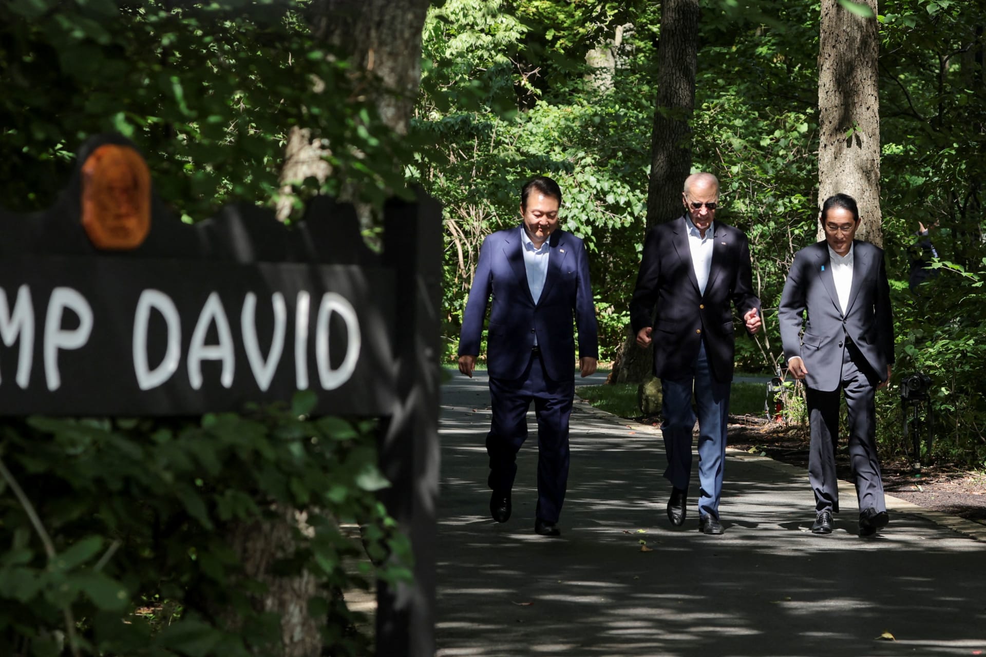 <p>U.S. President Joe Biden, Japanese Prime Minister Kishida Fumio, and South Korean President Yoon Suk Yeol arrive for a joint press conference during the trilateral summit at Camp David on August 18, 2023.</p>
