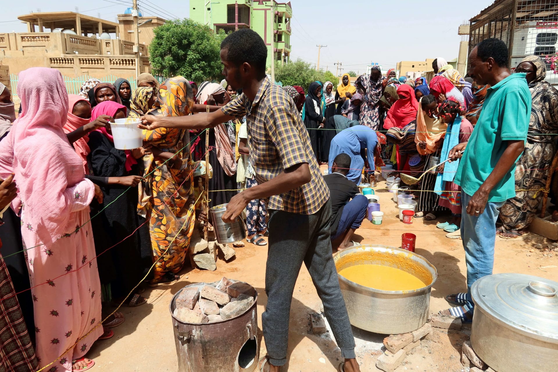 <p>A volunteer distributes food to people in Omdurman, Sudan on September 3, 2023. </p>
