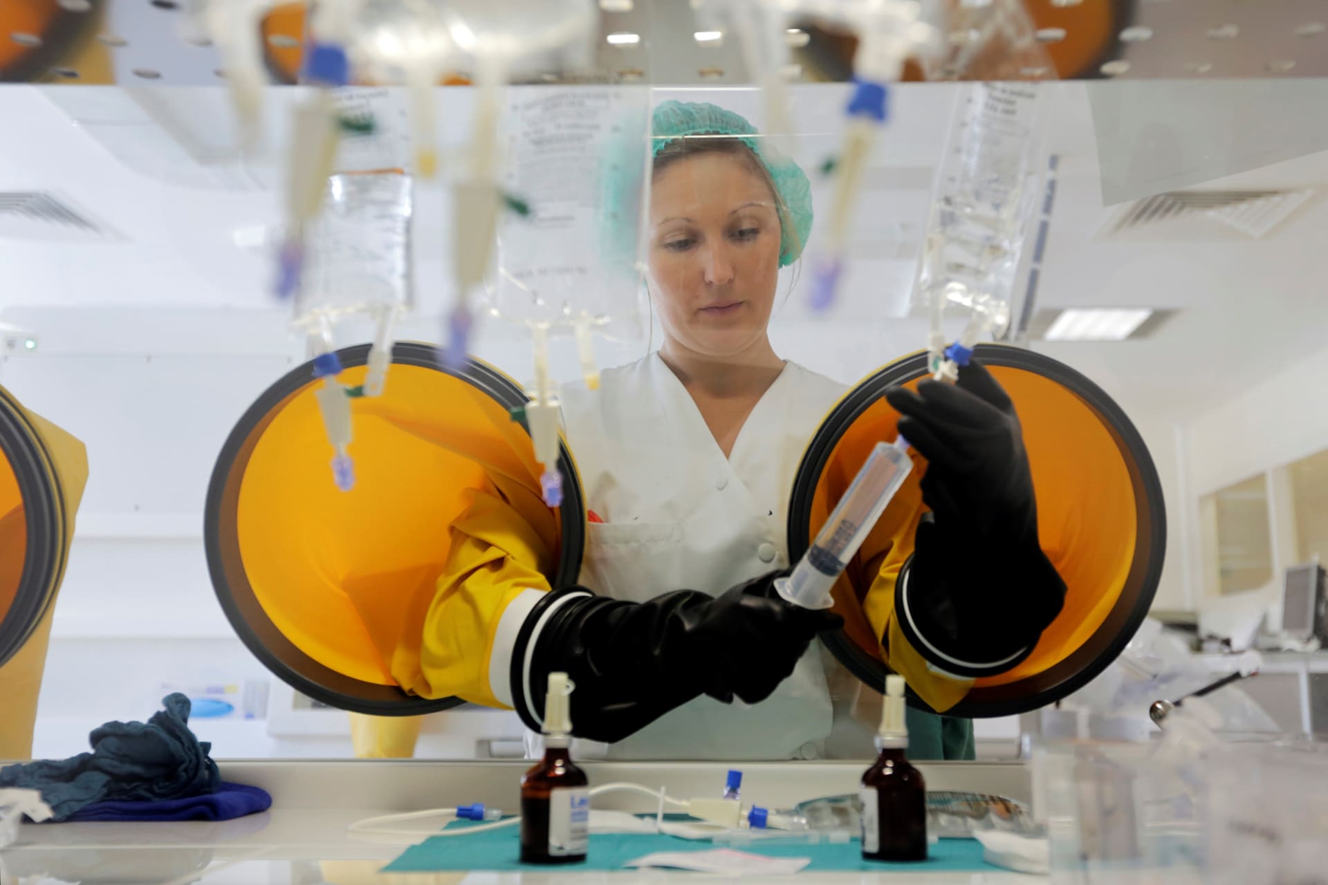 <p>A dispensing chemist prepares drugs for a chemotherapy treatment in a sterile room at Antoine-Lacassagne Cancer Centre in Nice October 18, 2012. Picture taken October 18, 2012.</p>
