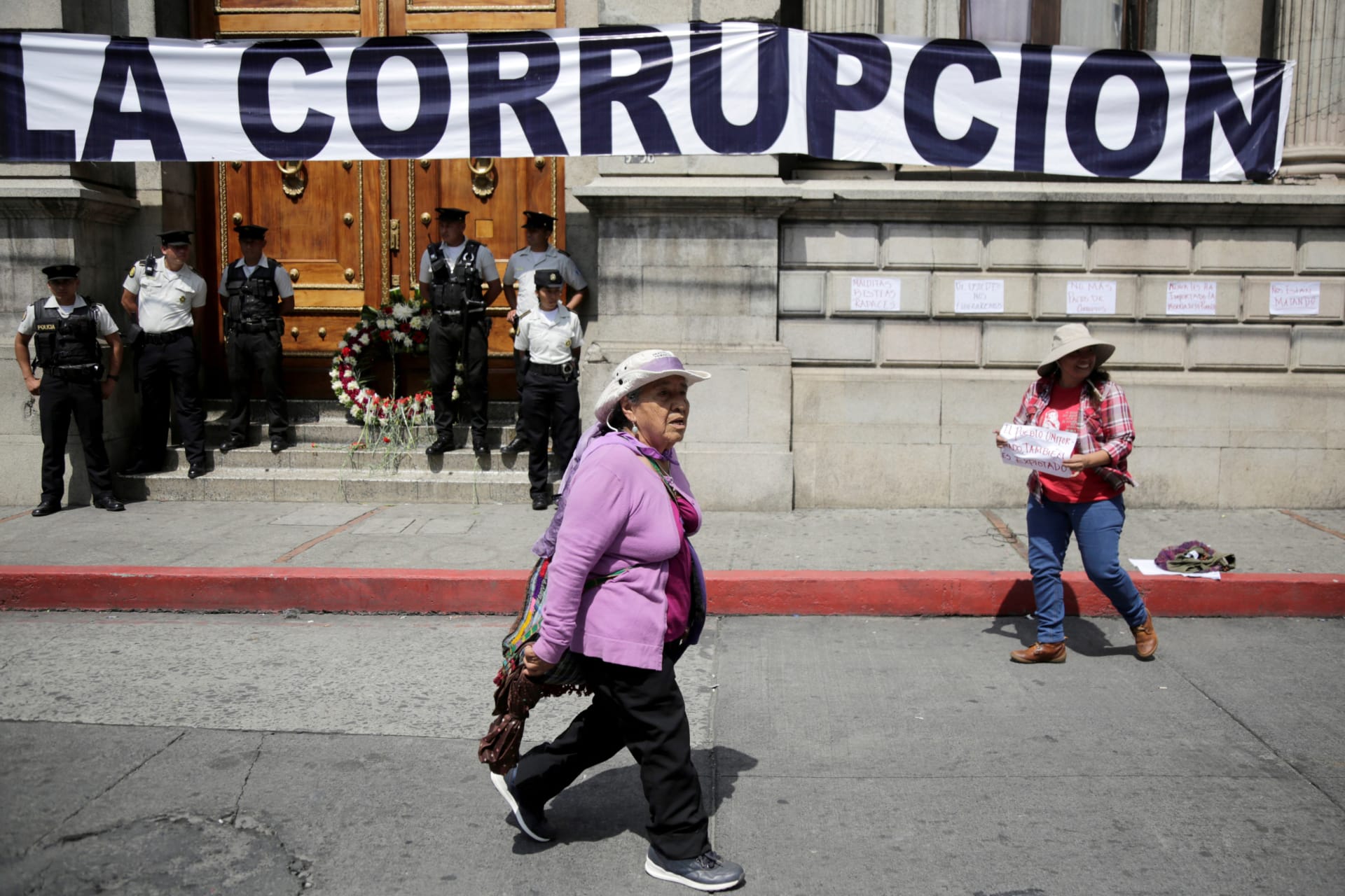 <p>A woman takes part in an anticorruption protest in Guatemala City, Guatemala, September 14, 2017.</p>
