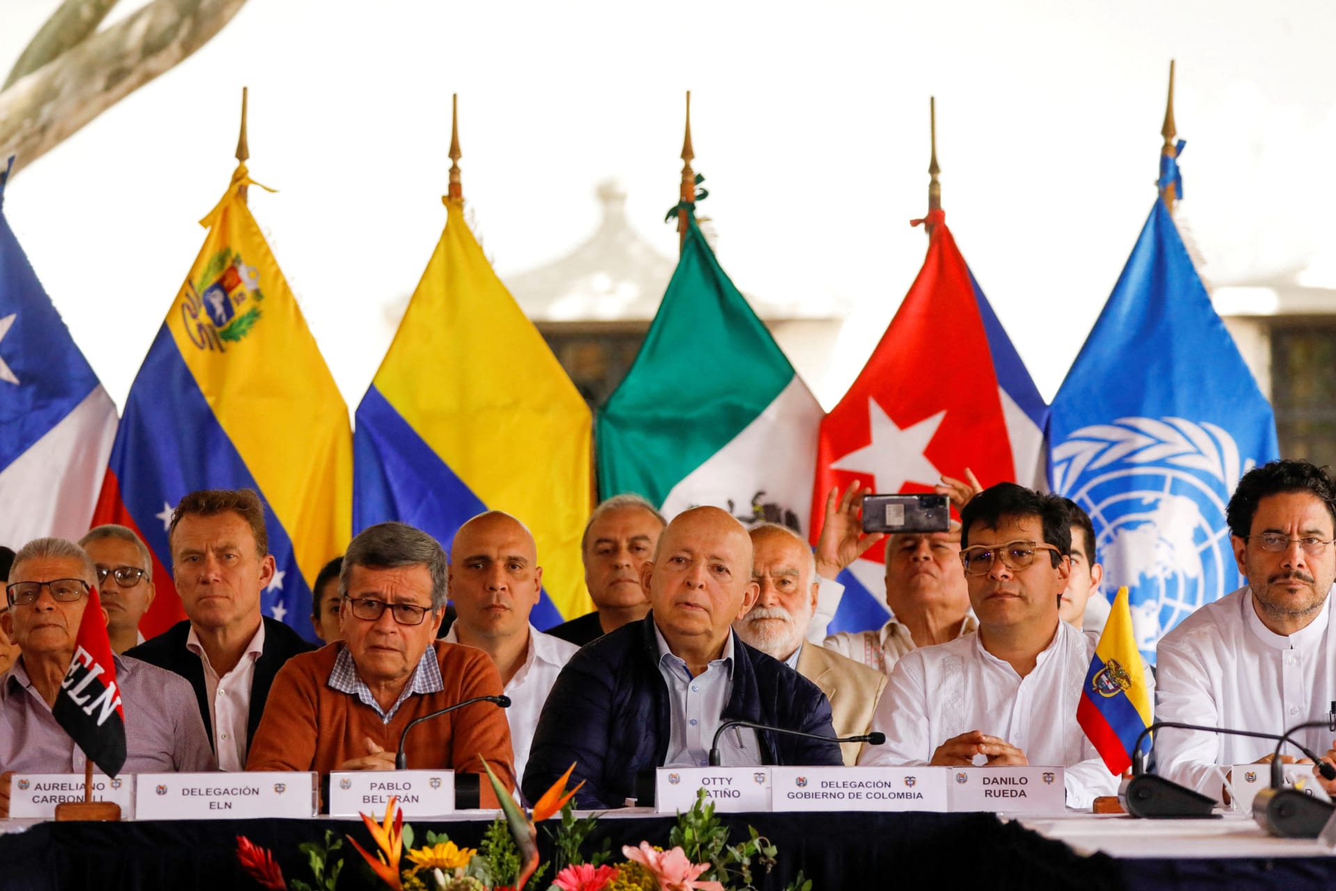 <p>Representatives of the Colombian government and members of the ELN announce the second round of peace talks at a press conference.</p>
