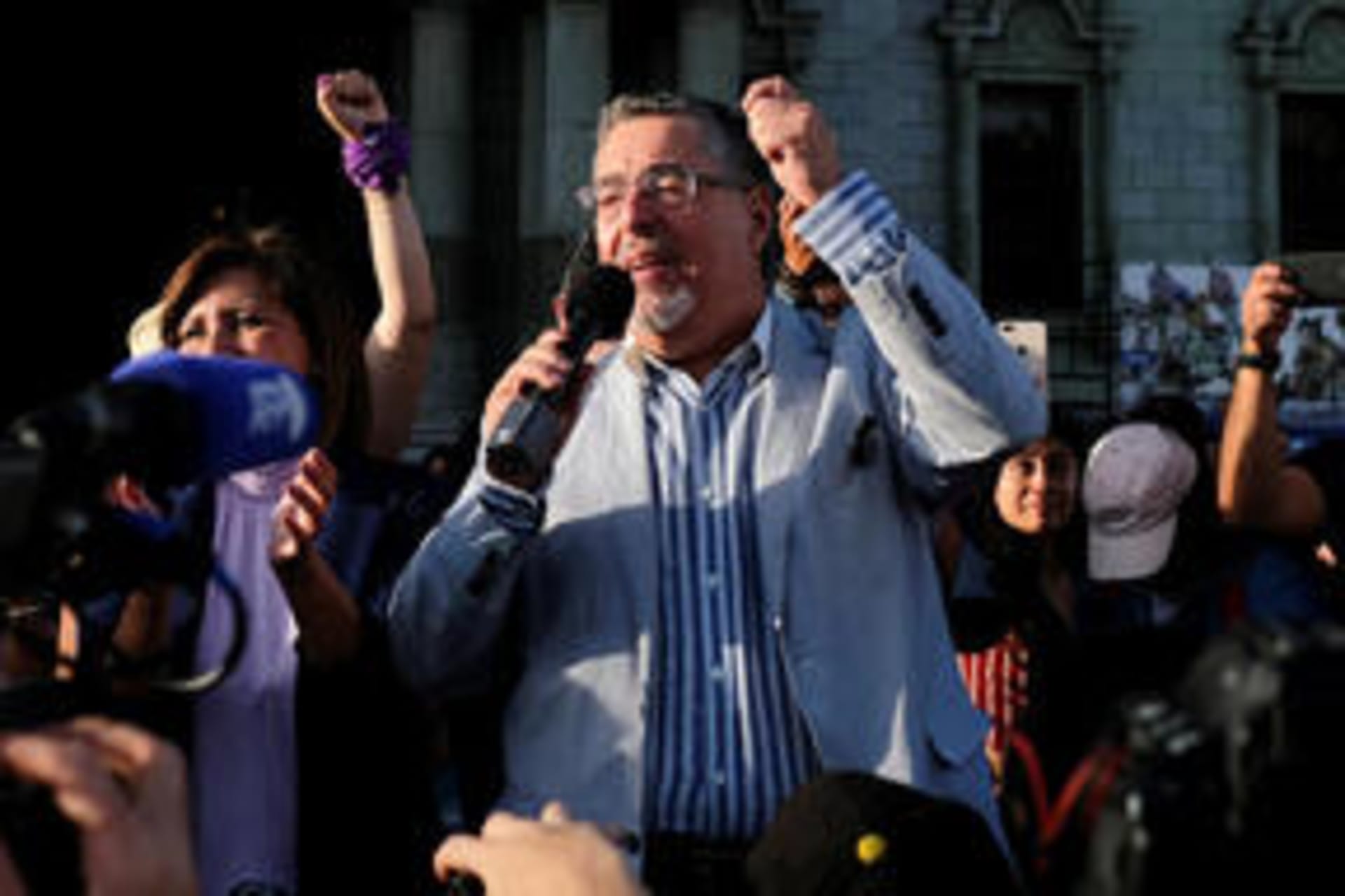 <p>President-elect Bernardo Arévalo addresses crowd of supporters at rally in Parque Central.</p>

