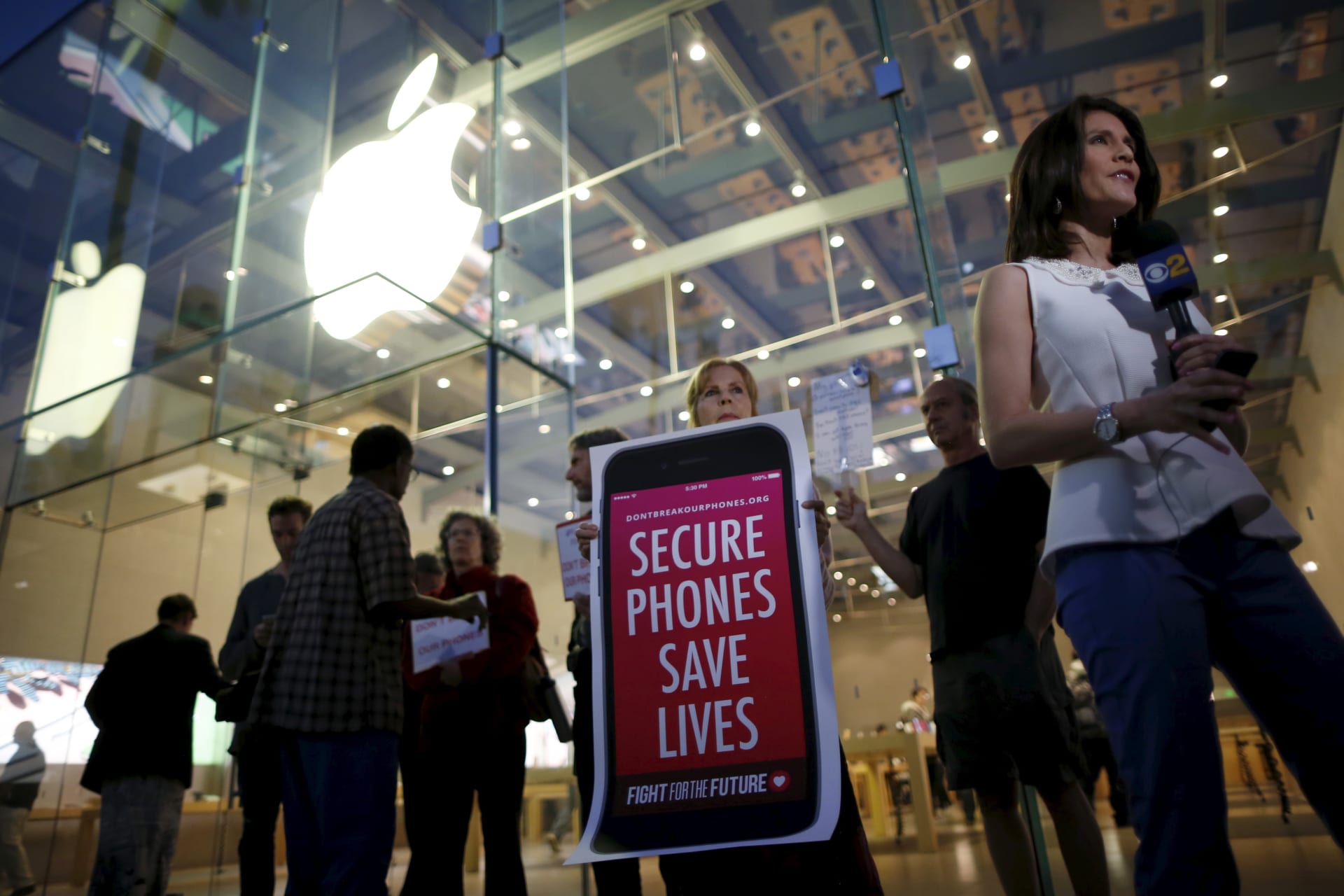 <p>People gather at a small rally in support of Apple’s refusal to help the FBI access the cell phone of a gunman involved in the killings of 14 people in San Bernardino, California on December 2, 2015</p>
