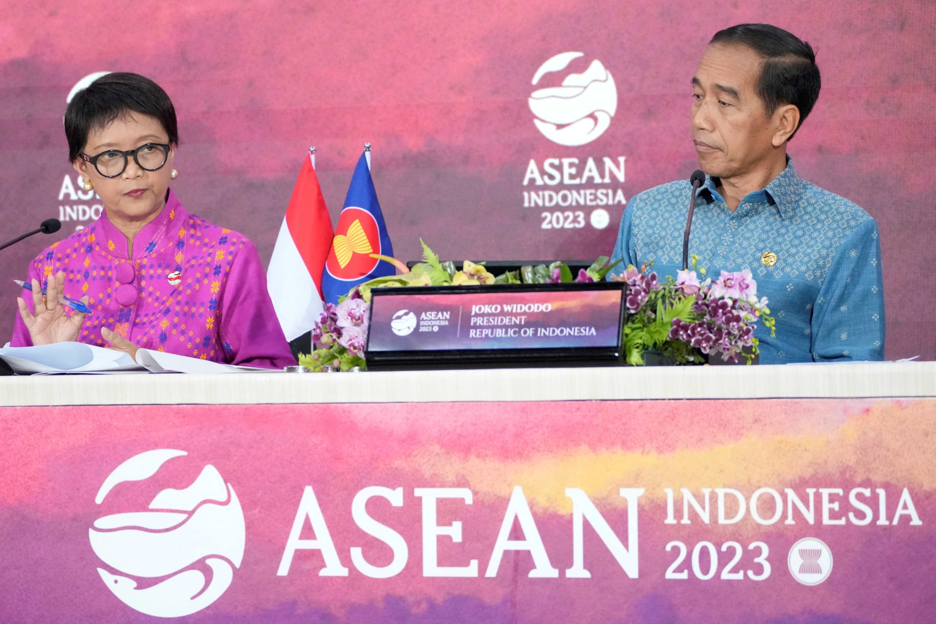 <p>Indonesian Foreign Minister Retno Marsudi speaks to media during a press conference as Indonesian President Joko Widodo listens.</p>
