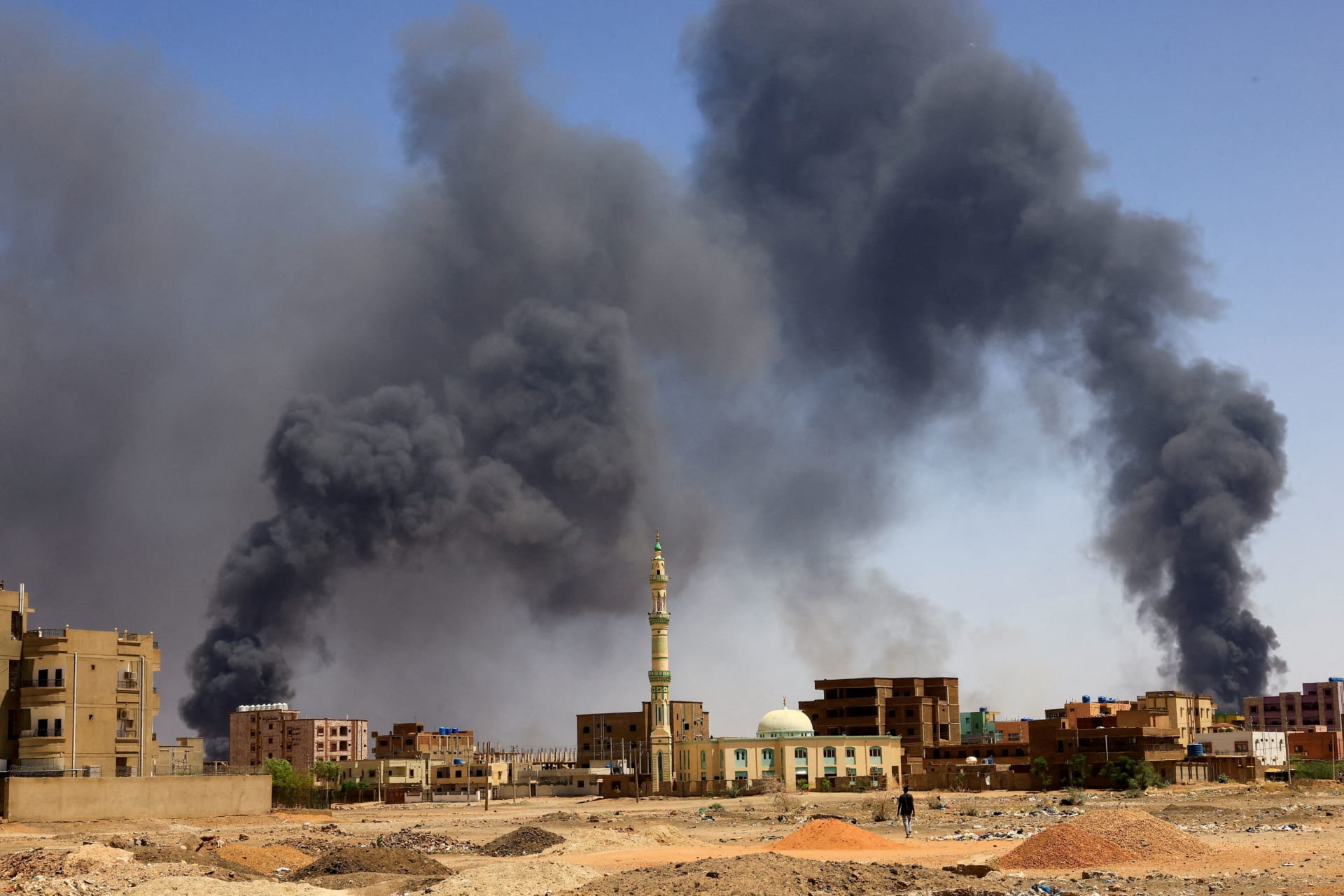<p>Smoke rises above buildings after an aerial bombardment during clashes between the Sudanese military and the paramilitary Rapid Support Forces in Khartoum on May 1, 2023.</p>
