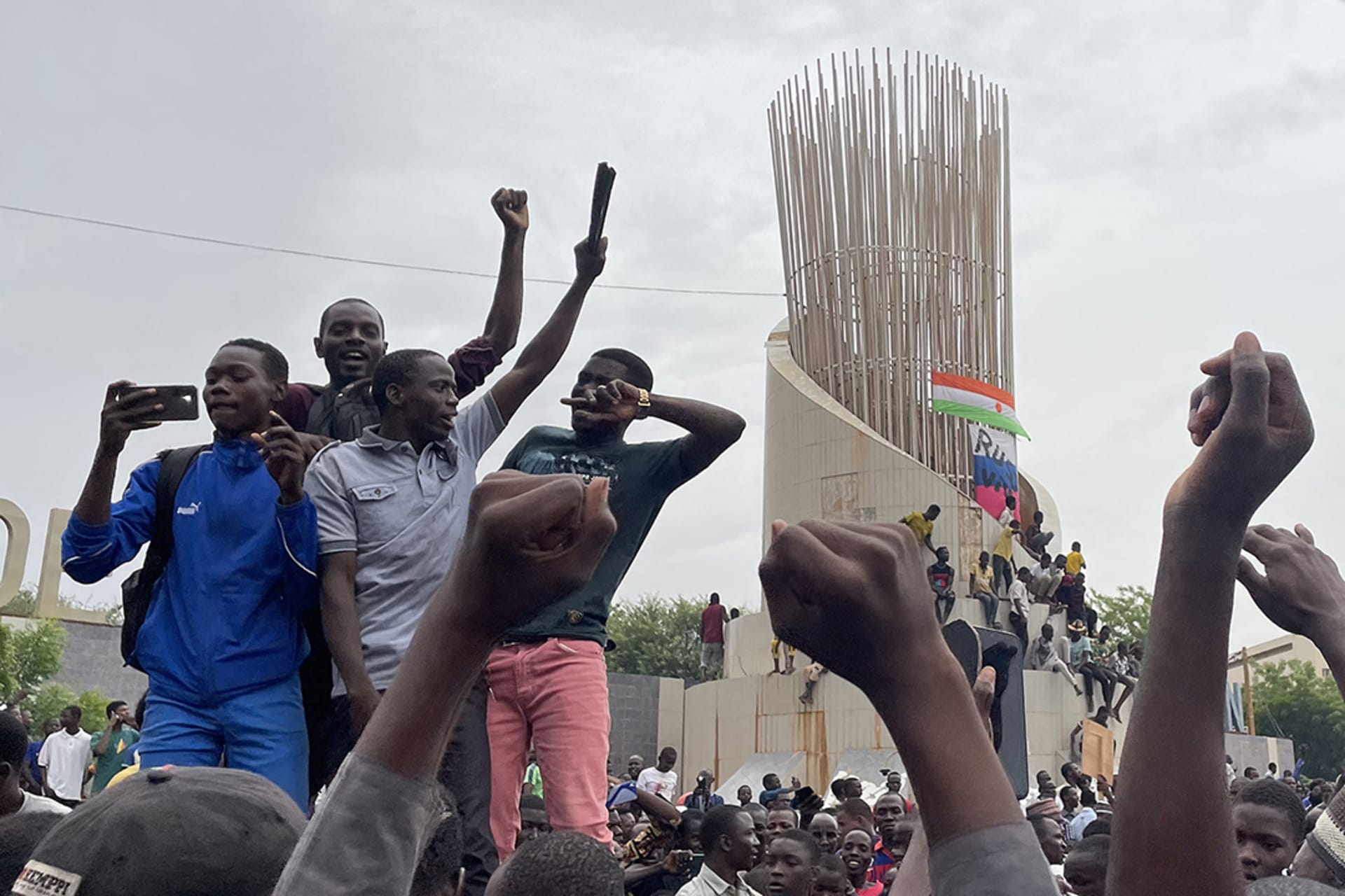 <p>Supporters of the Nigerien defense and security forces gather during a demonstration outside the national assembly in Niamey, Niger on July 27, 2023.</p>
