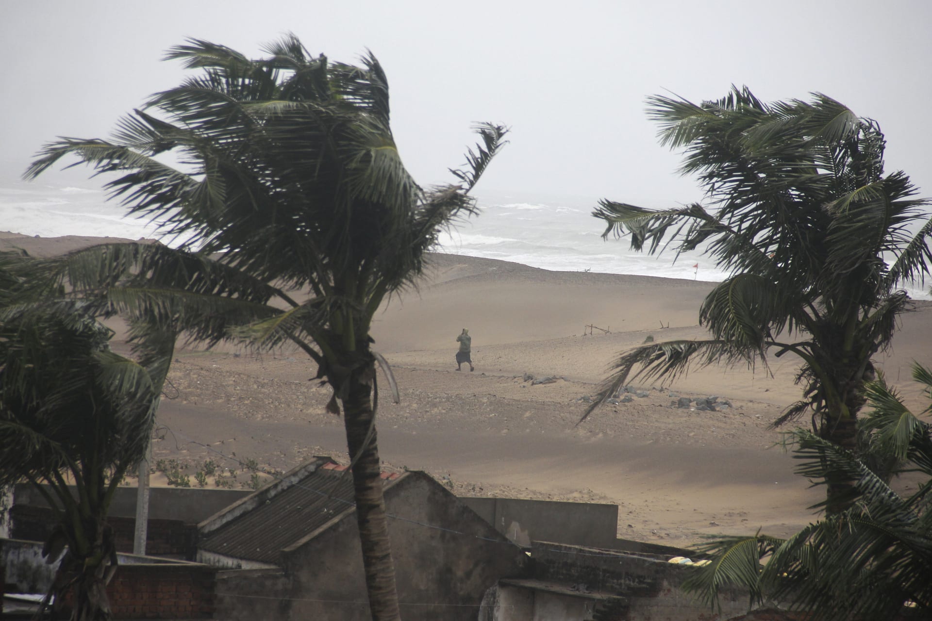 <p>Strong winds from Cyclone Hudhud blow along a beach in the eastern Indian state of Odisha.</p>
