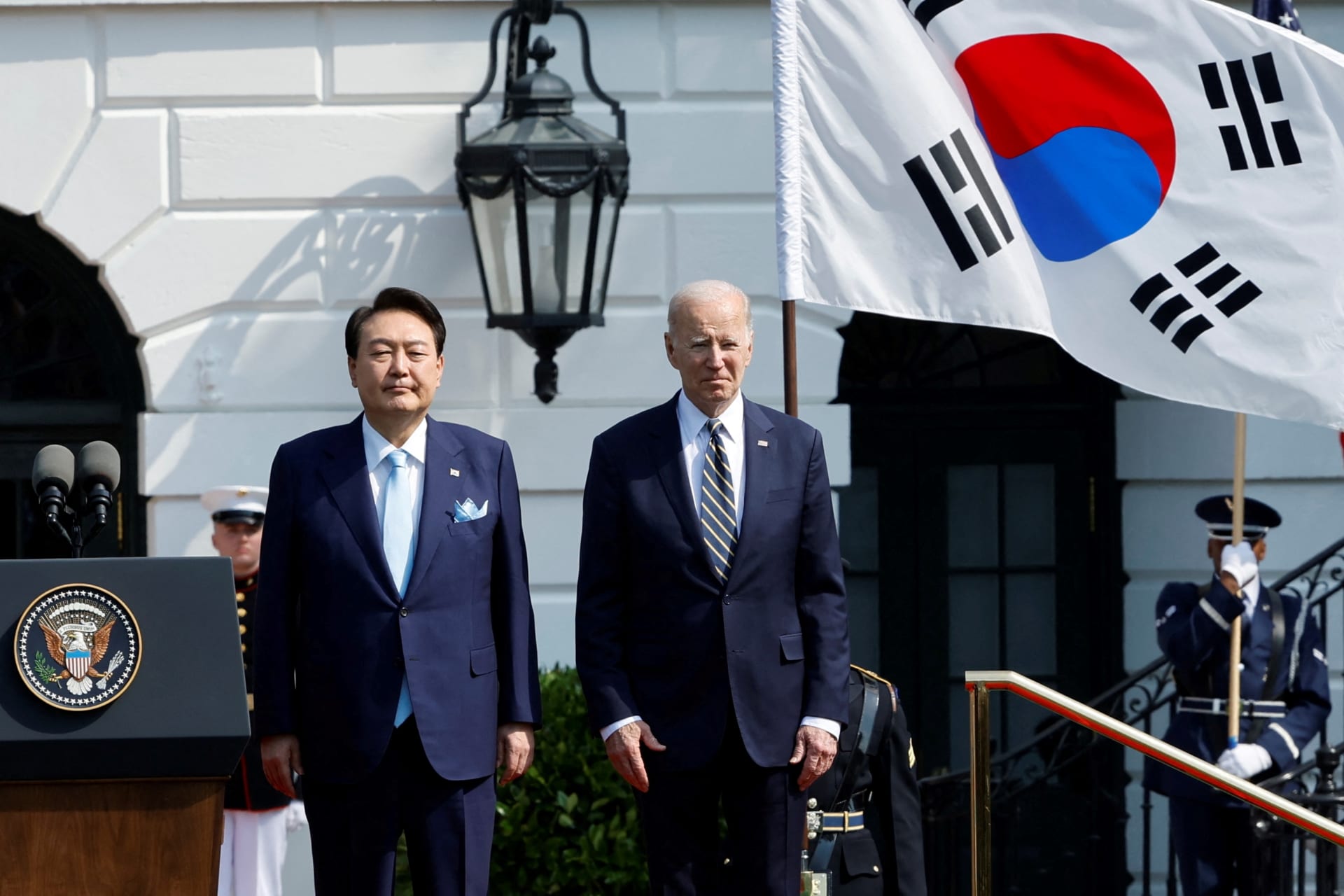 <p>U.S. President Joe Biden and South Korean President Yoon Suk-yeol stand together during an official White House state arrival ceremony at the White House in Washington on April 26, 2023. </p>
