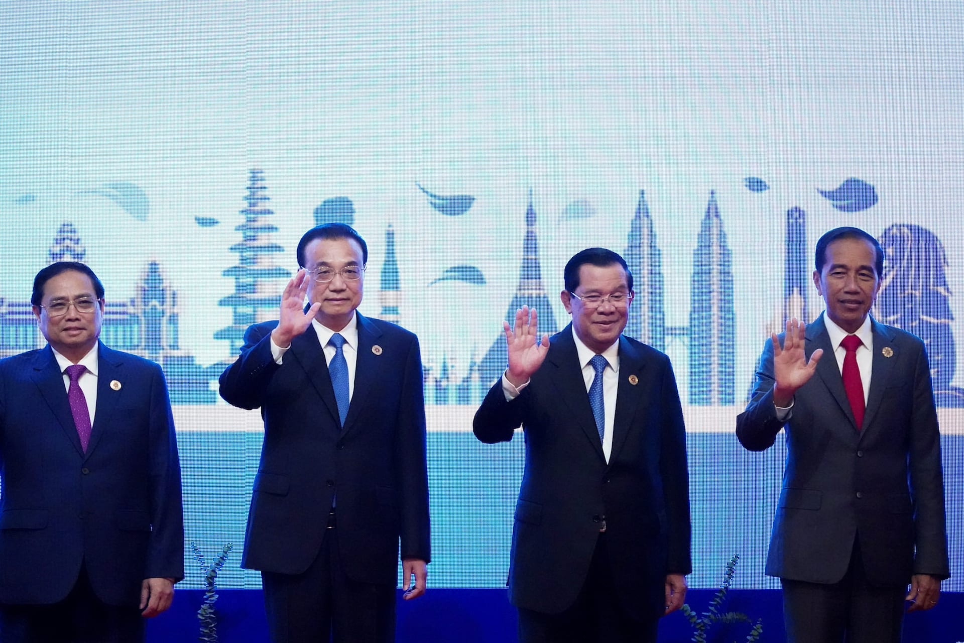 <p>ASEAN leaders pose for a group photo with Chinese Premier Li Keqiang during the ASEAN summit held in Phnom Penh, Cambodia, on November 11, 2022.</p>
