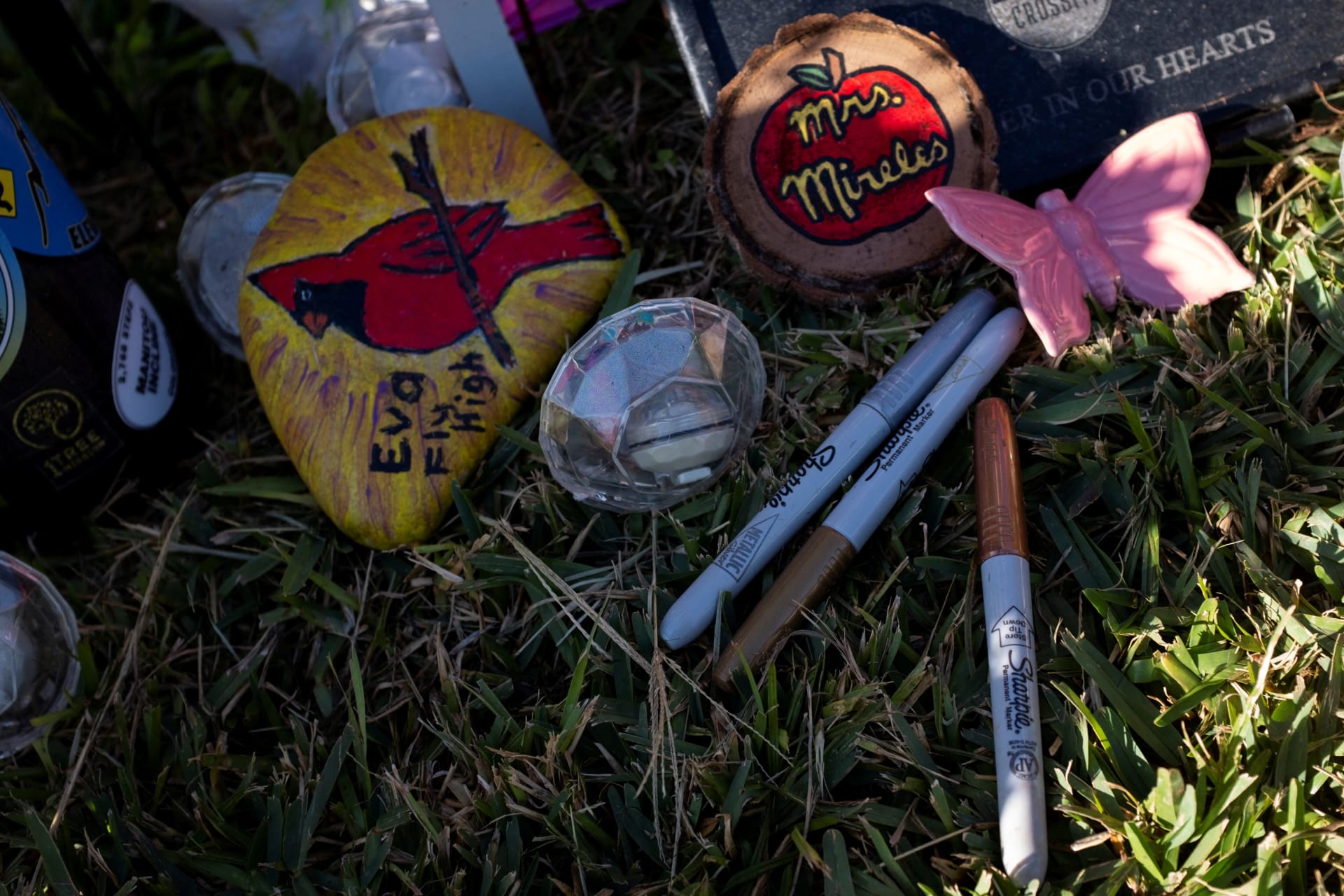 <p>Sharpie markers are seen on the grave of Eva Mireles, one of the victims of the Robb Elementary mass shooting that resulted in the death of 19 children and two teachers in the U.S. school shooting, in Uvalde, Texas, United States, November 30, 2022.</p>
