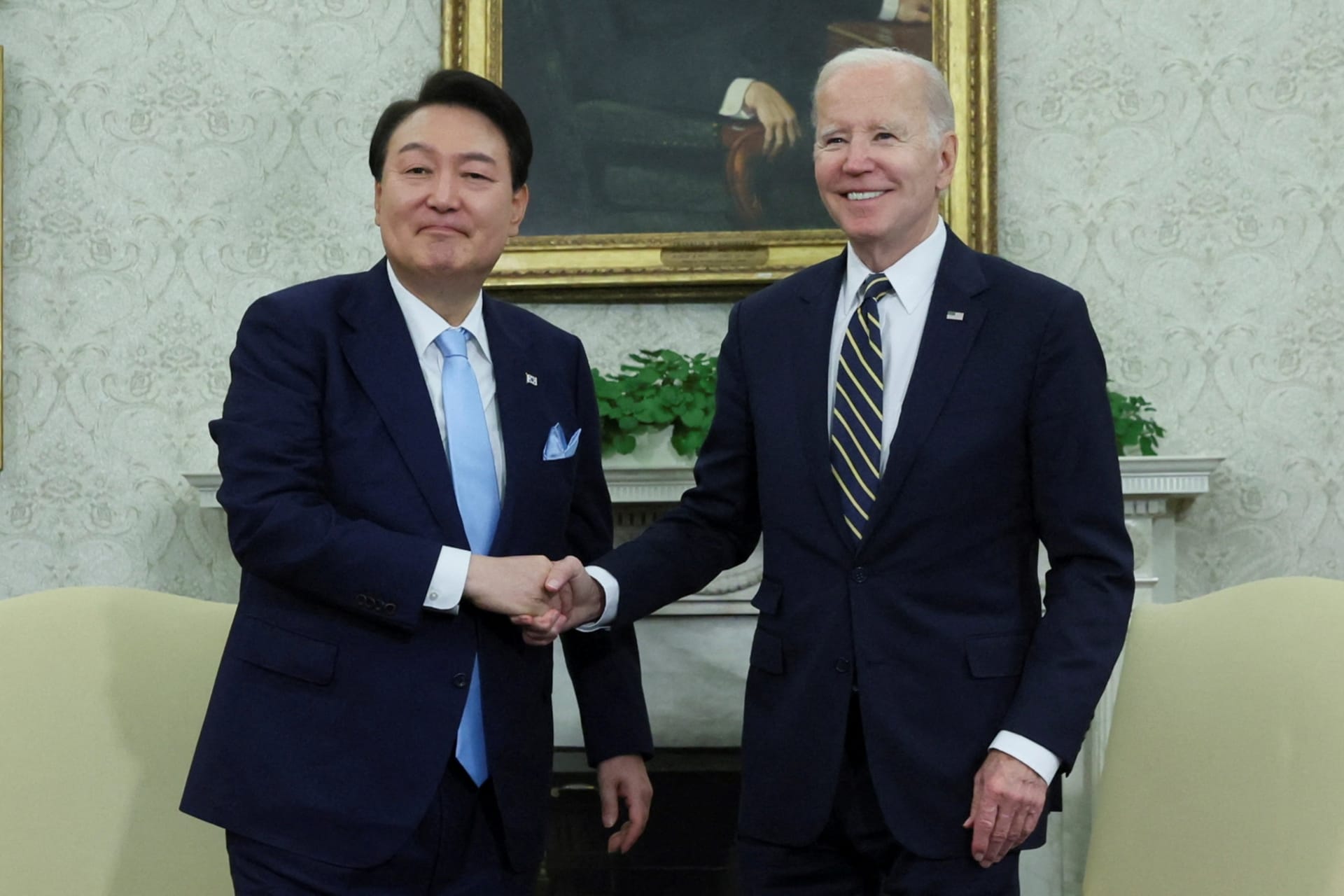 <p>U.S. President Joe Biden and South Korean President Yoon Suk-yeol shake hands as they meet in the Oval Office of the White House on April 26, 2023.</p>
