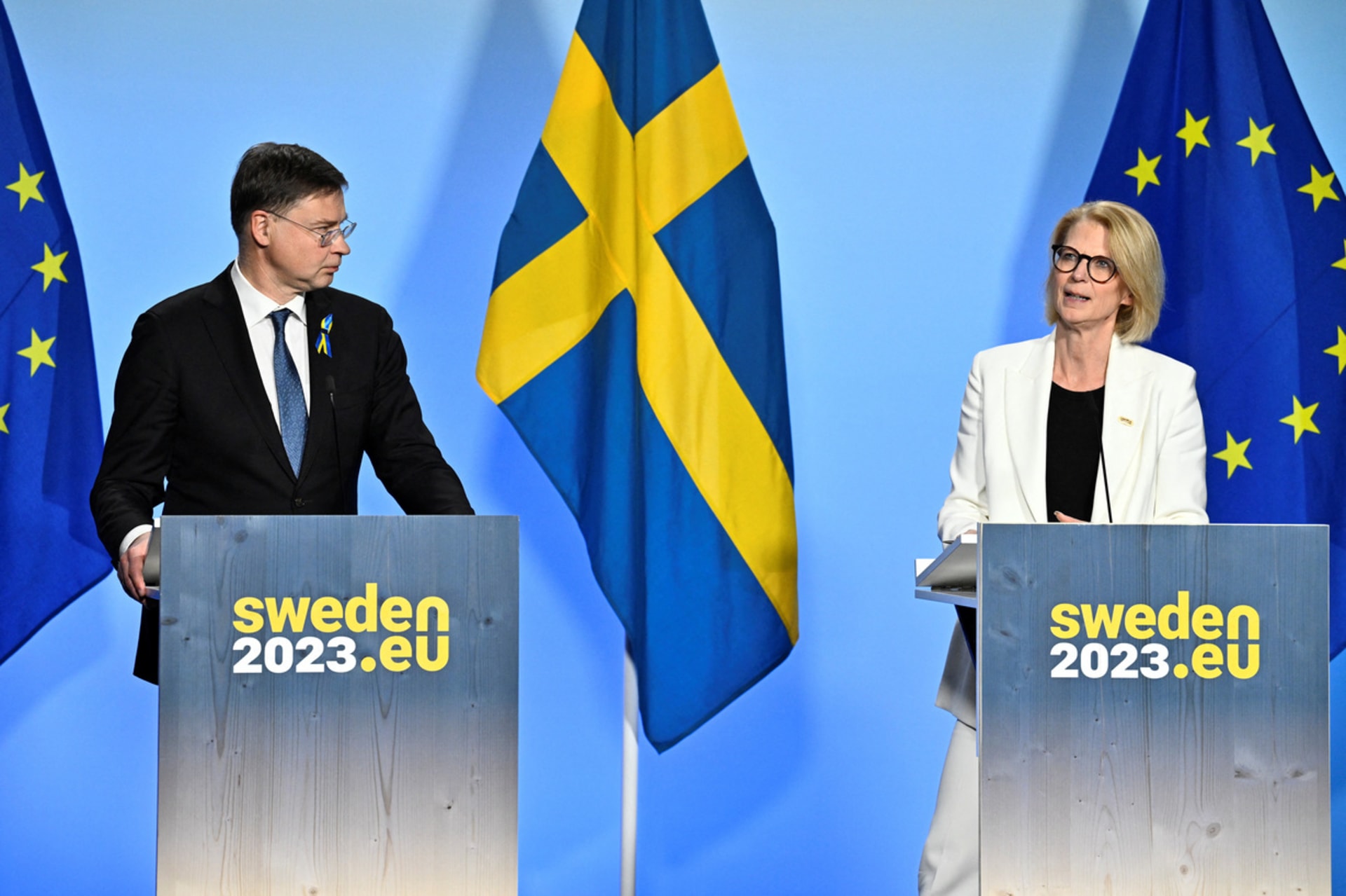 <p>European Commission Executive Vice President Valdis Dombrovskis and Swedish Finance Minister Elisabeth Svantesson attend a news conference in Marsta</p>
