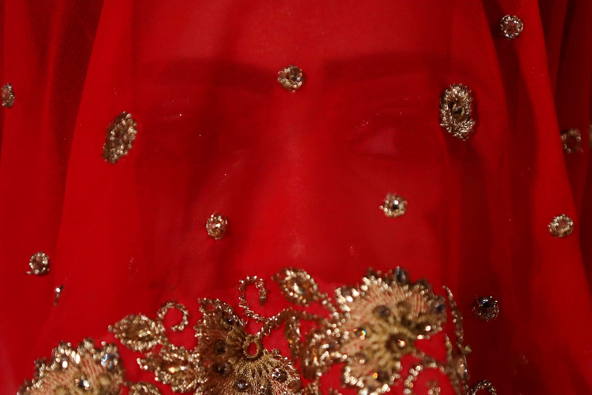 <p>A bride looks on during a Muslim mass marriage ceremony amidst the spread of the coronavirus disease (COVID-19) in Mumbai, India February 14, 2021.</p>
