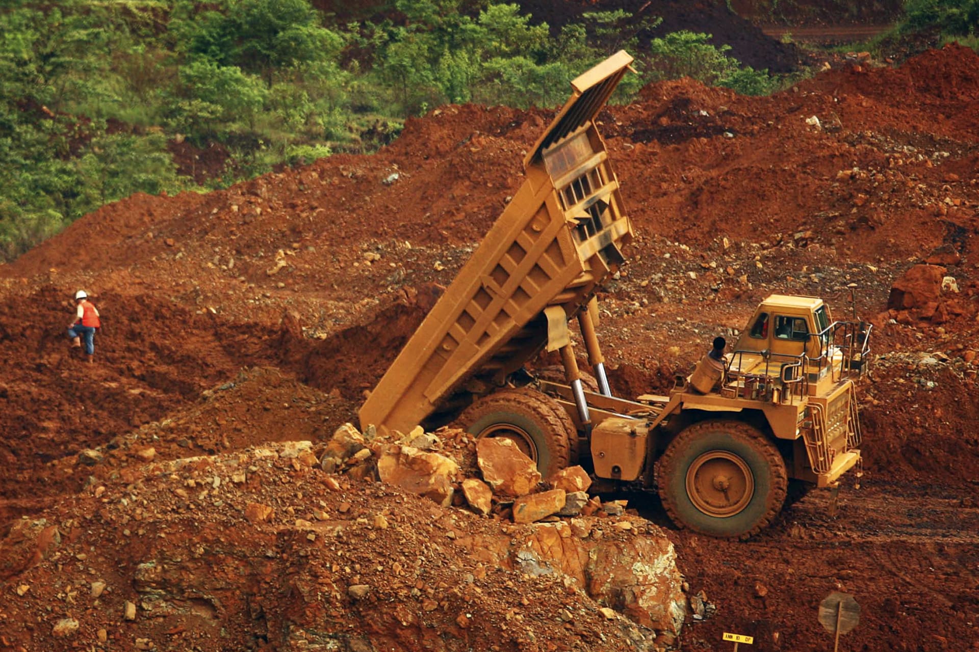 <p>The digging of raw nickel ore near Sorowako, Indonesia’s Sulawesi island, on January 8, 2014. </p>
