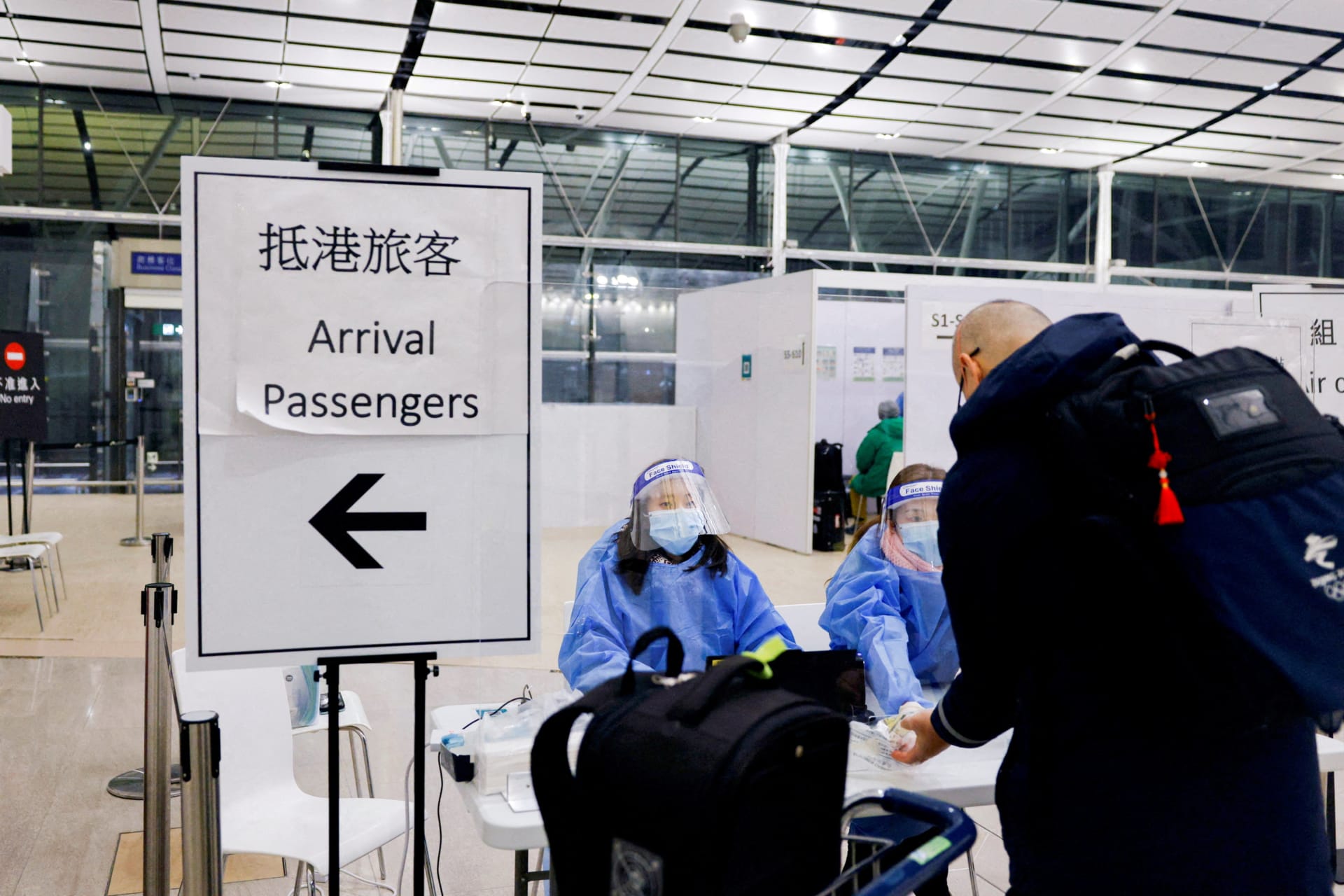 <p>A traveller waits for PCR test to prevent the spread of the coronavirus disease (COVID-19), as he arrives at the Hong Kong International Airport, in Hong Kong, China February 21, 2022. (Tyrone Siu/Reuters)</p>
