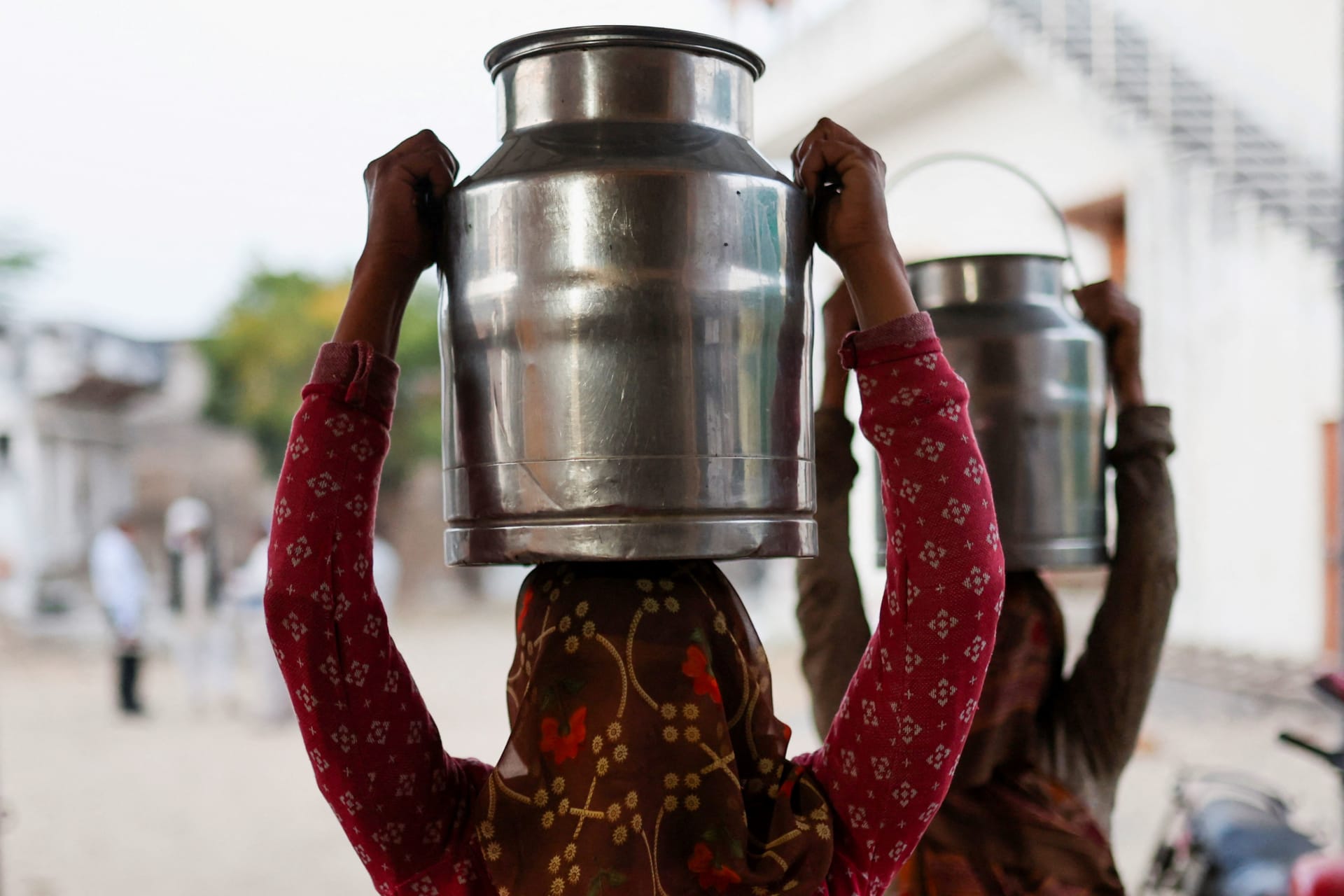 <p>Women arrive at a milk collection centre on the outskirts of Jaipur.</p>

