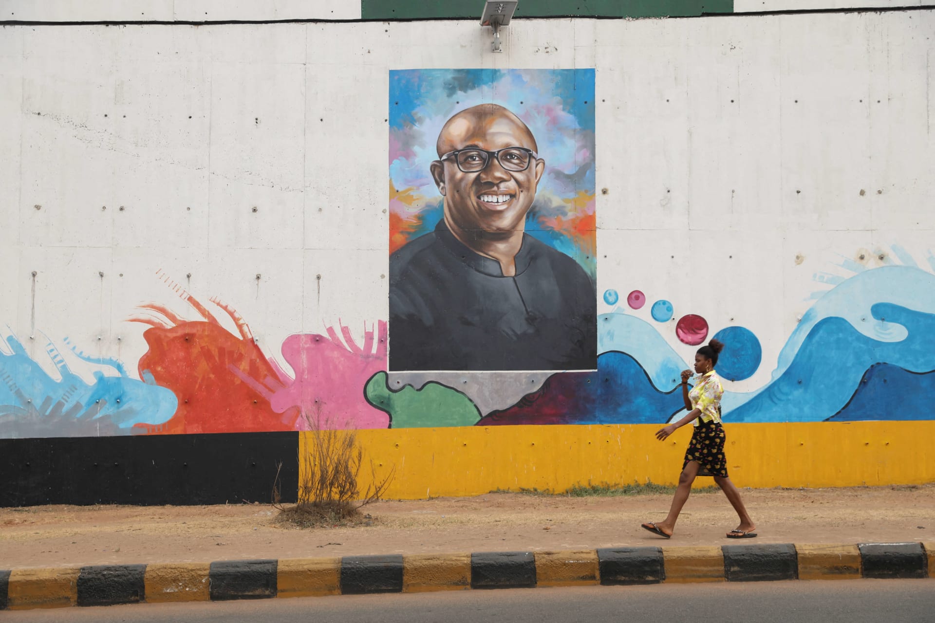 <p>A woman walks past a graffiti depicting Labour Party (LP) Presidential candidate, Peter Obi, ahead of Nigeria’s Presidential election in Awka, Anambra state, Nigeria on February 23, 2023.</p>
