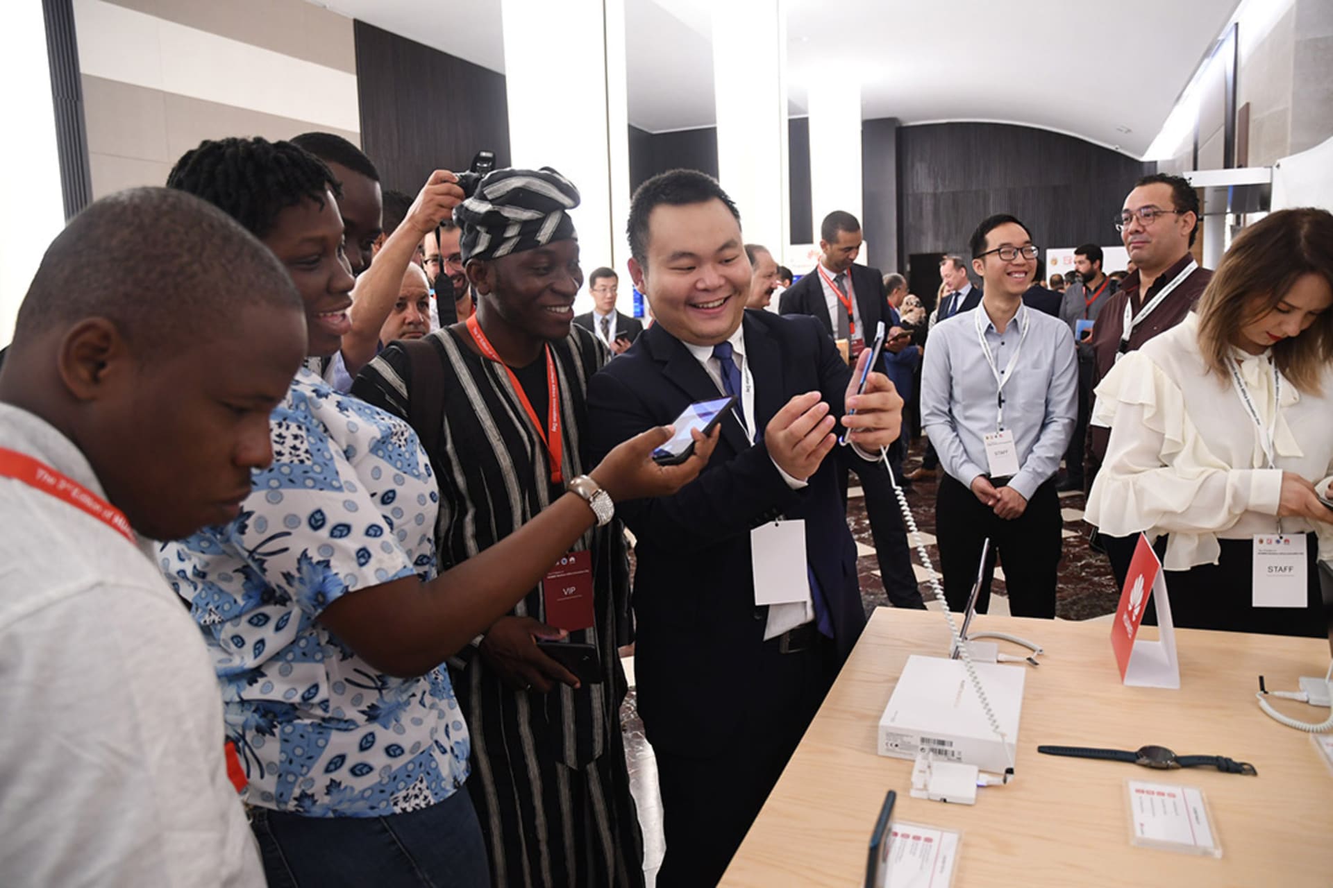 <p>A staff member of Huawei introduces the latest technology of Huawei products to visitors from Benin at a forum of Northern Africa Innovation Day in Tunis, Tunisia, on September 23, 2019.</p>
