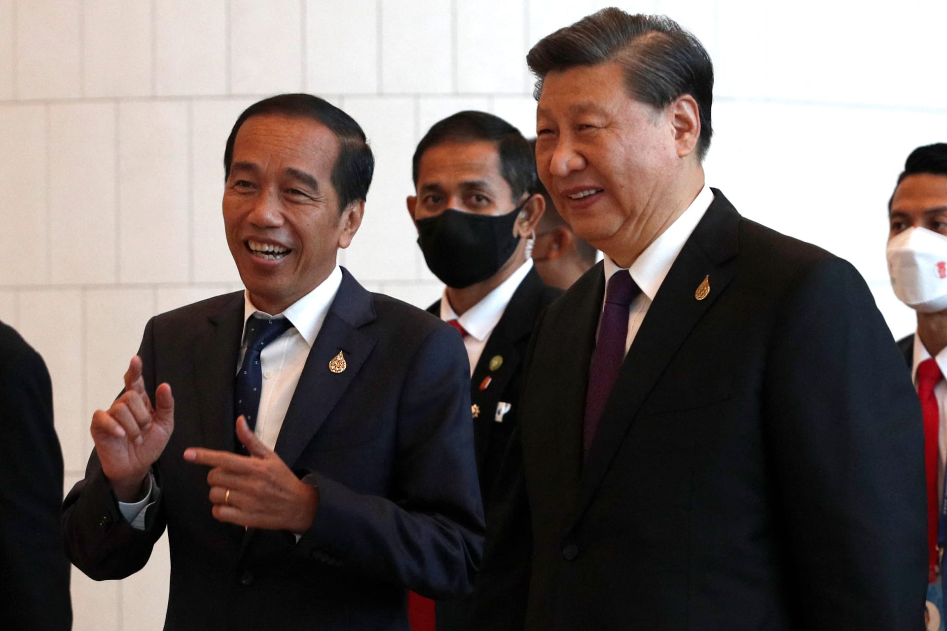<p>Chinese President Xi Jinping chats with Indonesian President Joko Widodo after the 29th APEC Economic Leaders Meeting in Bangkok, Thailand, on November 18, 2022. </p>
