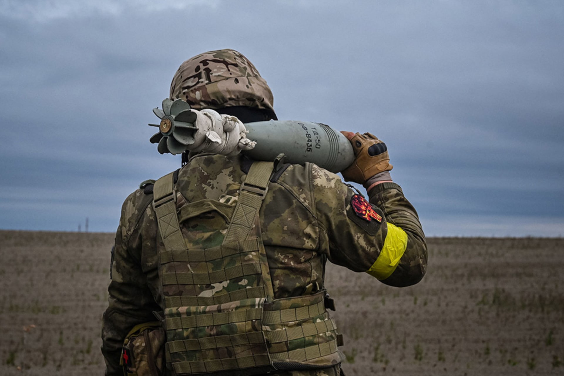 <p>A member of Ukrainian National Guard carries a mortar shell in Kharkiv region on October 25, 2022.</p>
