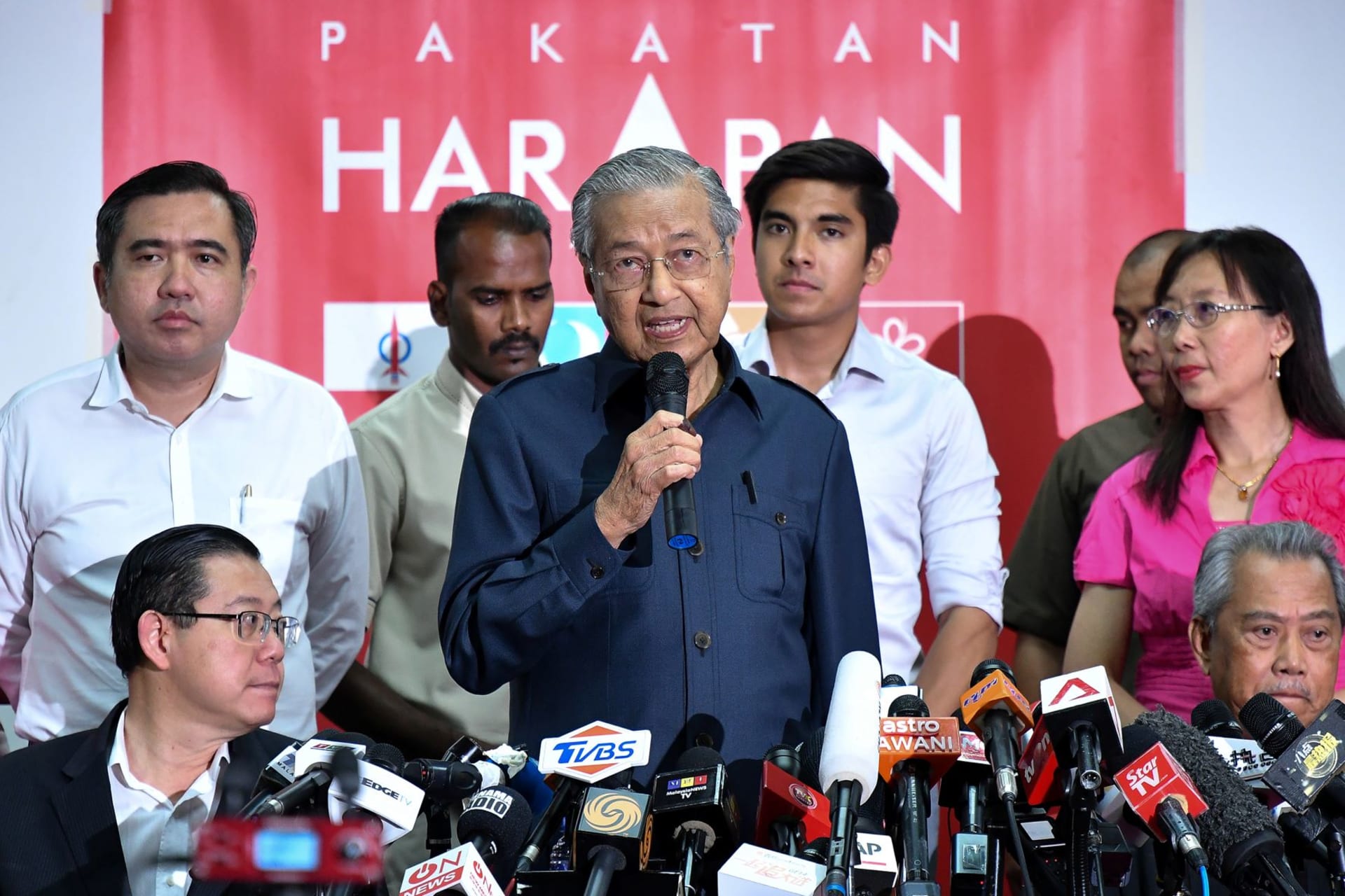 <p>Malaysia’s newly elected Prime Minister Mahathir Mohamad attends a news conference in Menara Yayasan Selangor, Pataling Jaya, Malaysia, May 12, 2018.</p>
