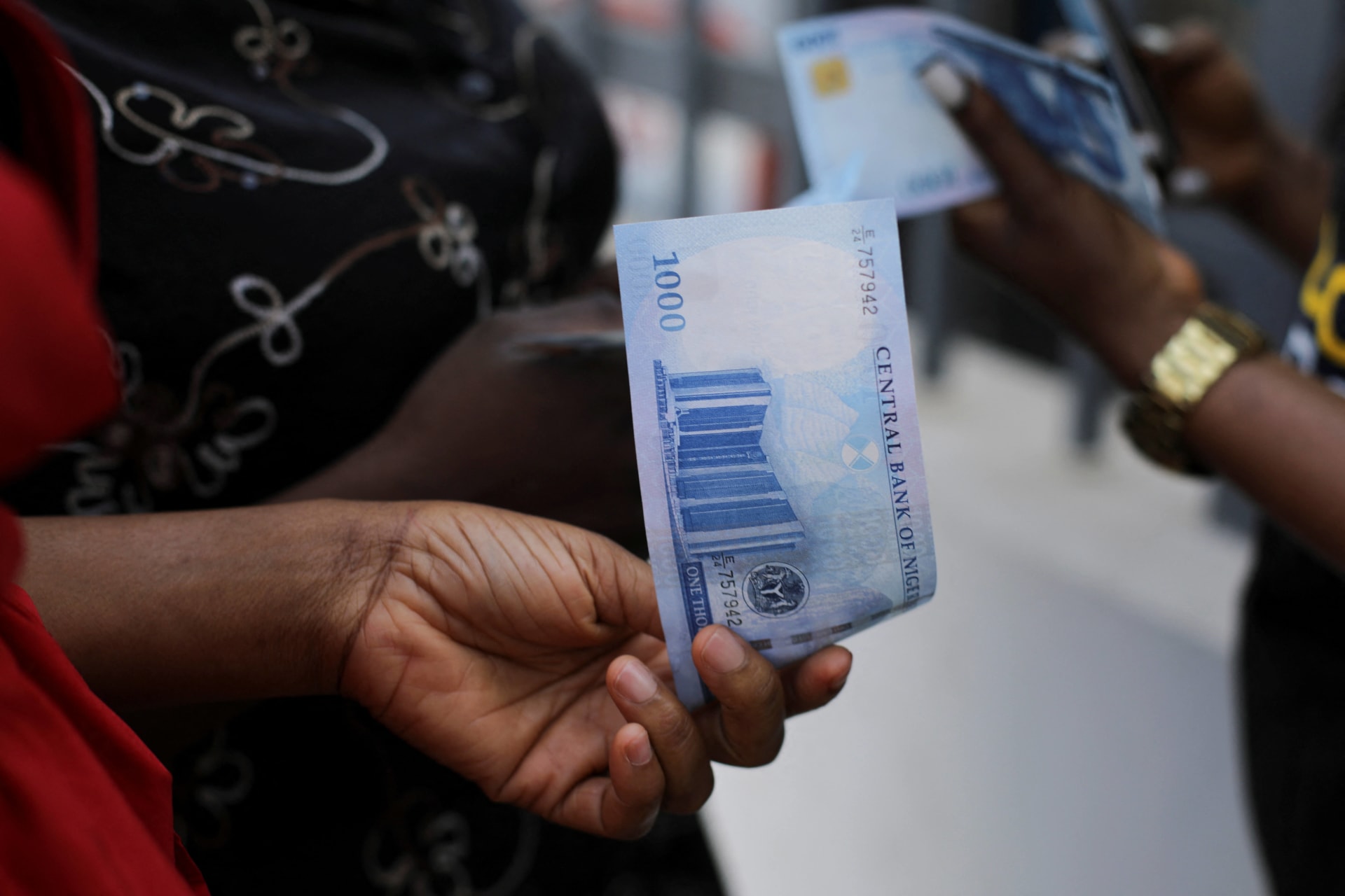 <p>A person holds a new 1000 Naira note as the Central Bank of Nigeria releases the notes to the public through the banks in Abuja, Nigeria on December 15, 2022. </p>
