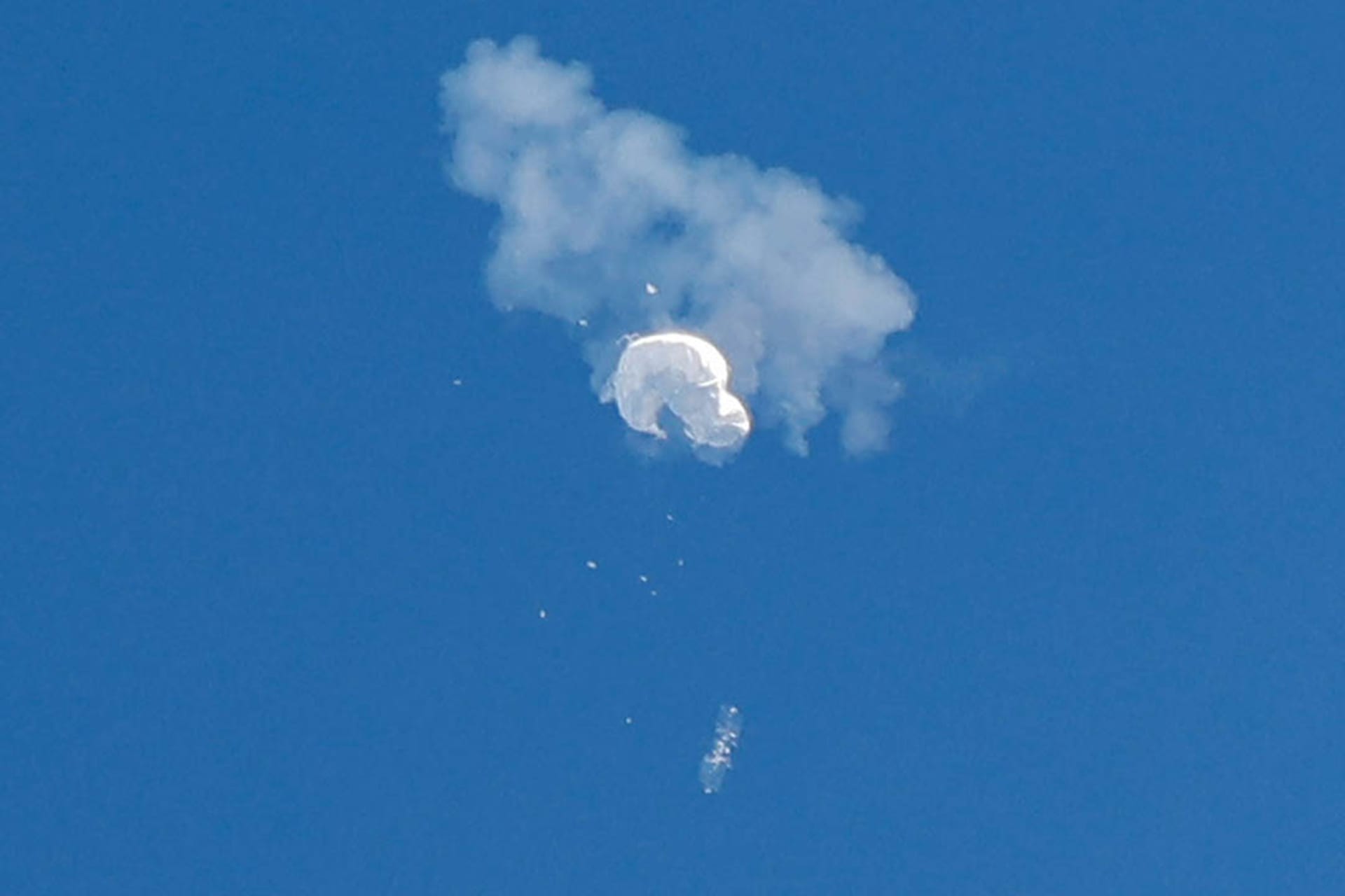 <p>The suspected Chinese spy balloon drifts to the ocean after being shot down off the coast in Surfside Beach, South Carolina, U.S. February 4, 2023.</p>
