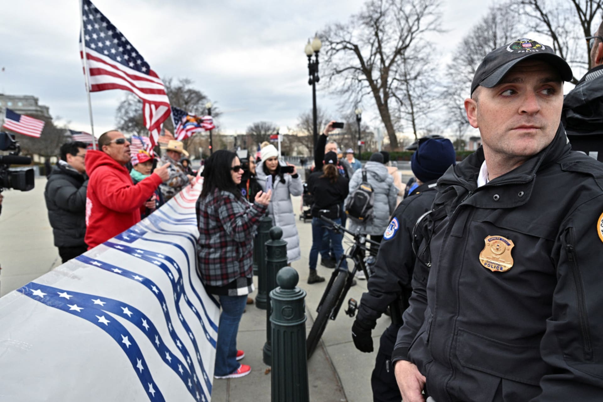 <p>Supporters of those arrested on January 6, 2021 face off with the police near the Capitol in Washington</p>
