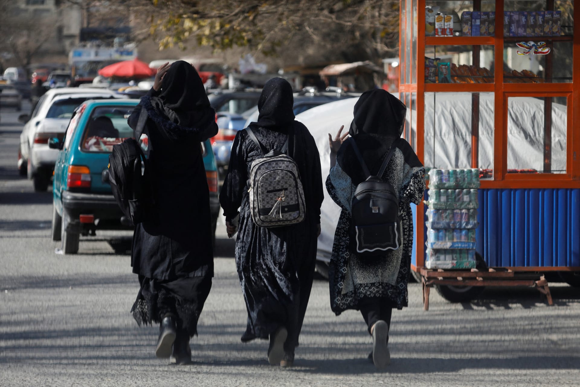 <p>Afghan female students walk near Kabul University in Kabul.</p>
