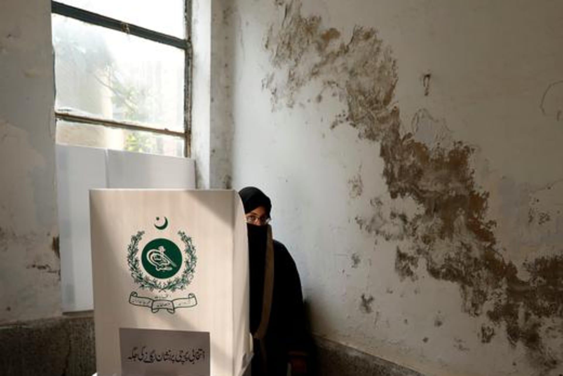 <p>A woman casts her vote at a polling station during the 2018 general election in Rawalpindi, Pakistan. </p>

