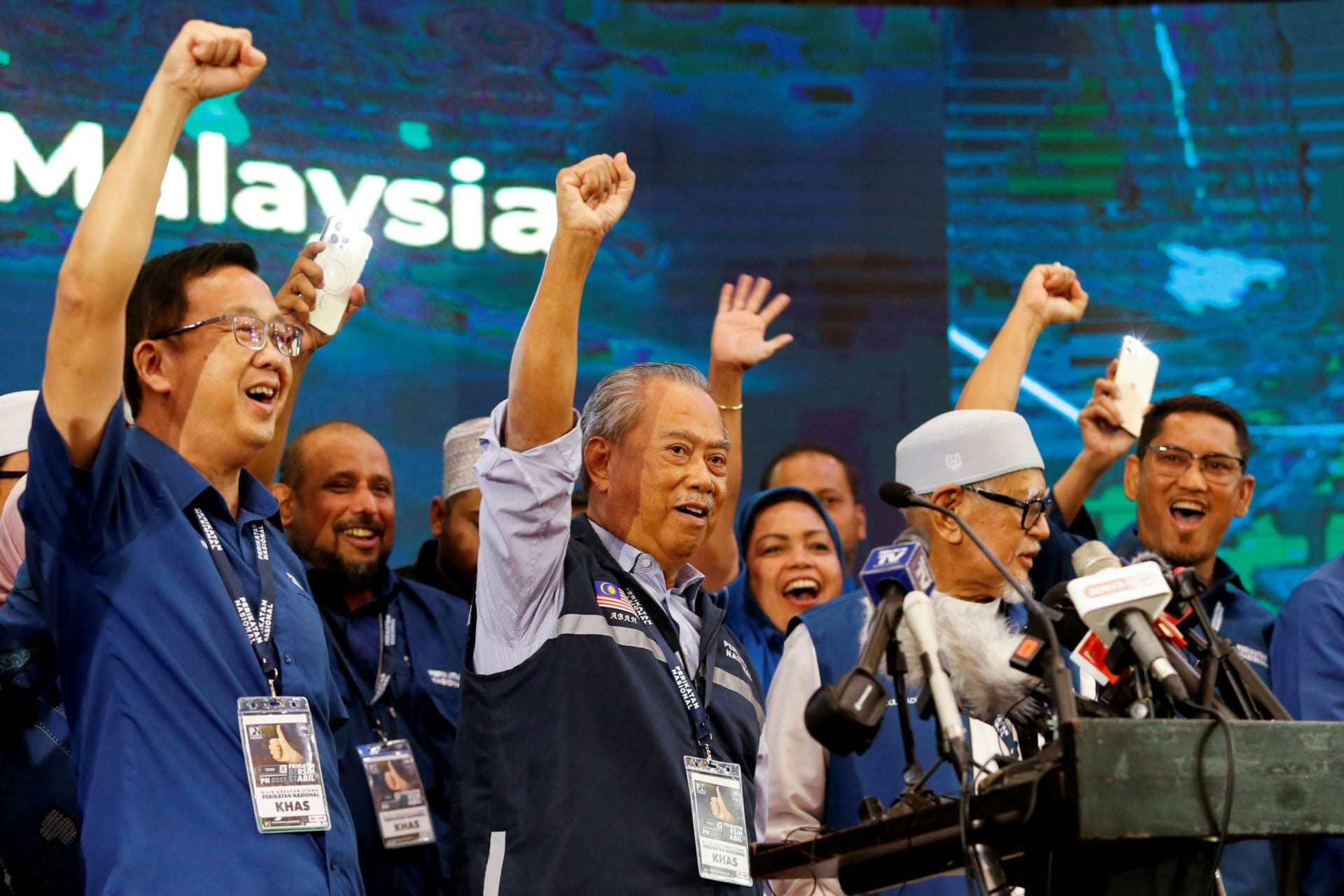 <p>Malaysian former Prime Minister and Perikatan Nasional Chairman Muhyiddin Yassin raises hands with other leaders during a news conference after Malaysia’s fifteenth general election in Shah Alam, Malaysia, November 20, 2022. </p>
